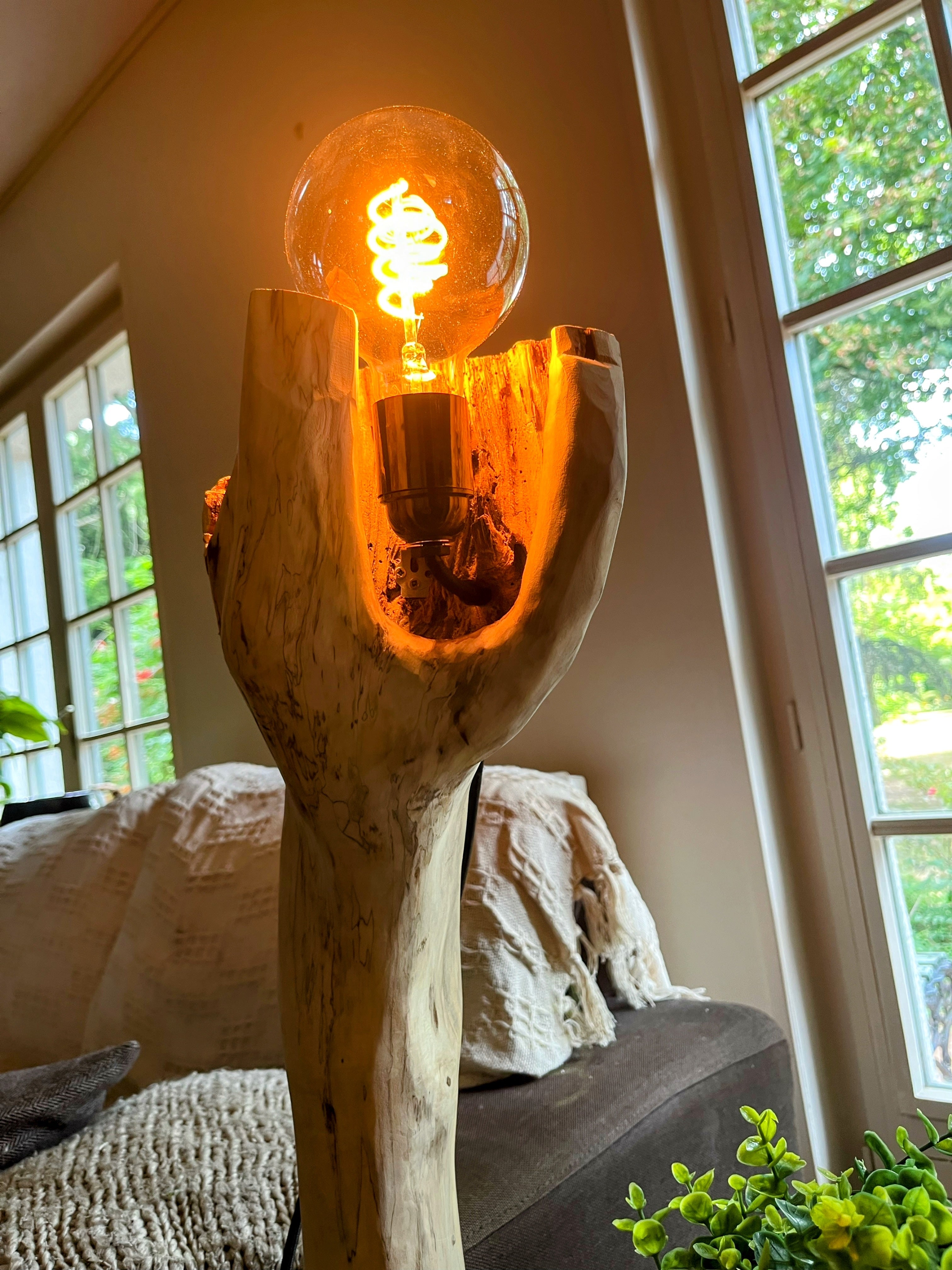 Lampe artisanale en bois naturel sculptural – Lampe à poser design organique – Pièce unique – Décoration nature