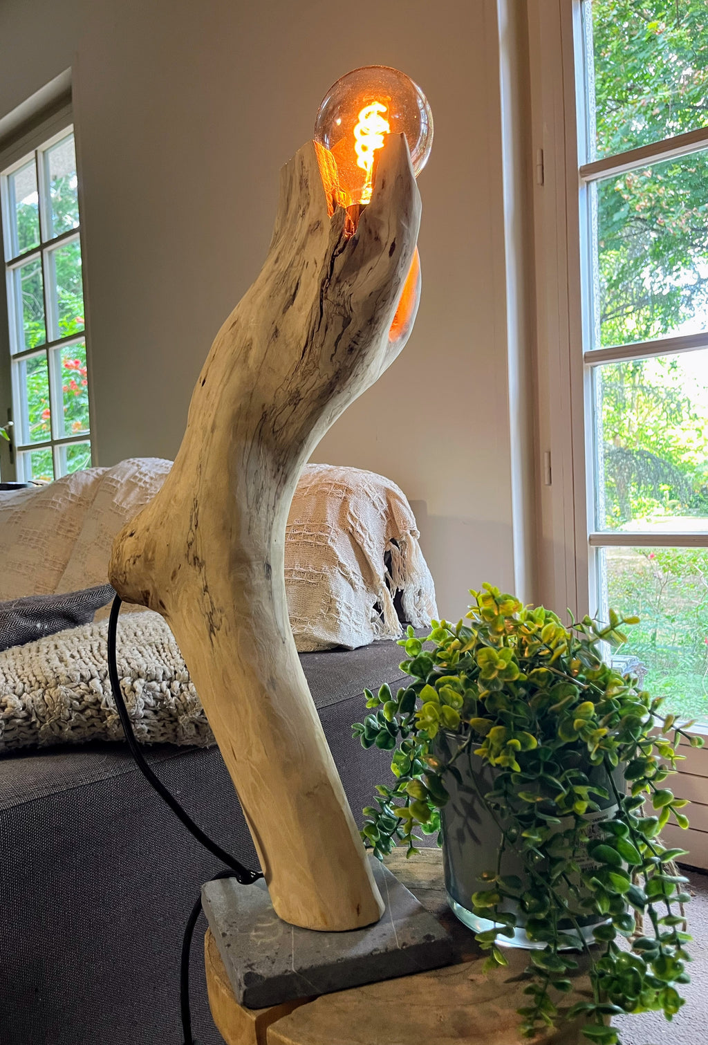Lampe artisanale en bois naturel sculptural – Lampe à poser design organique – Pièce unique – Décoration nature