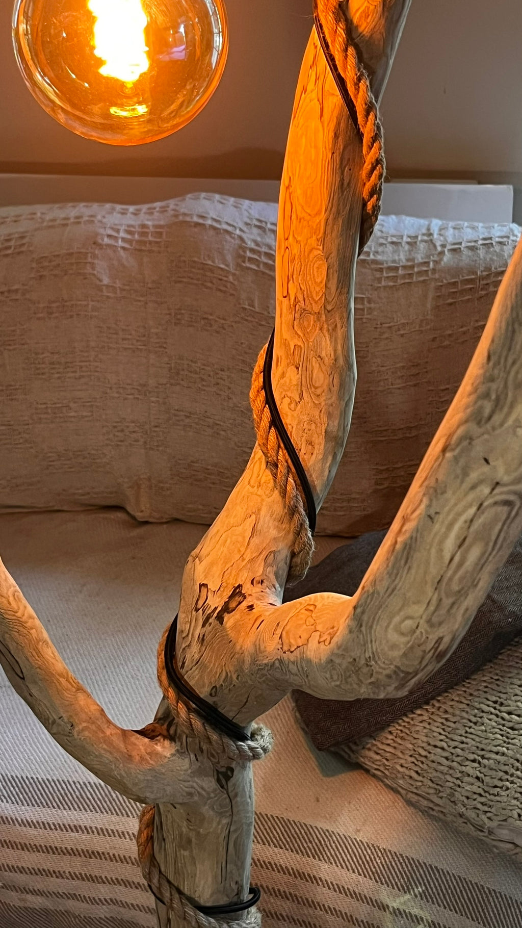 Lampadaire sur pied XXL en bois — Pièce unique
