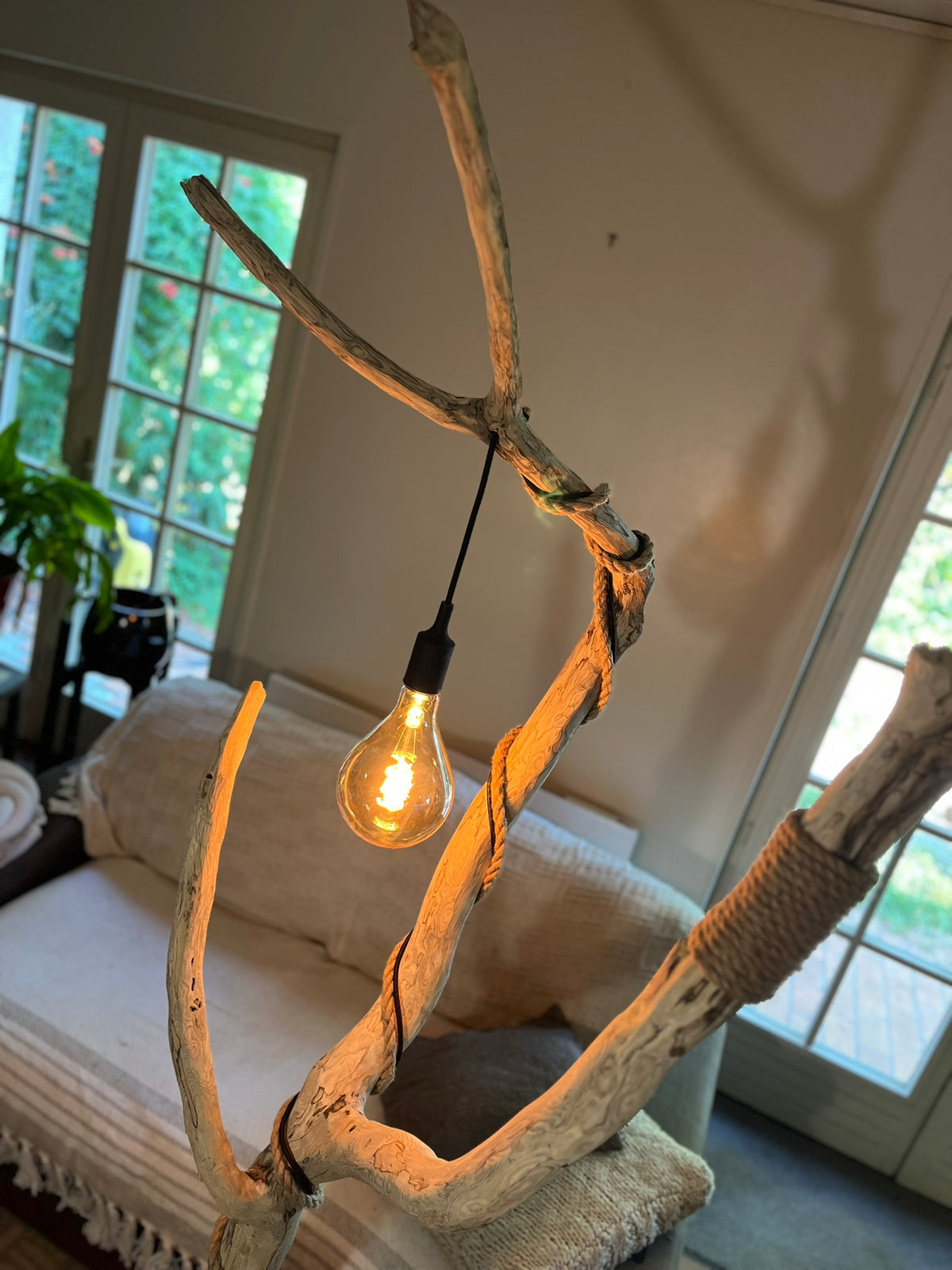 Lampadaire sur pied XXL en bois — Pièce unique