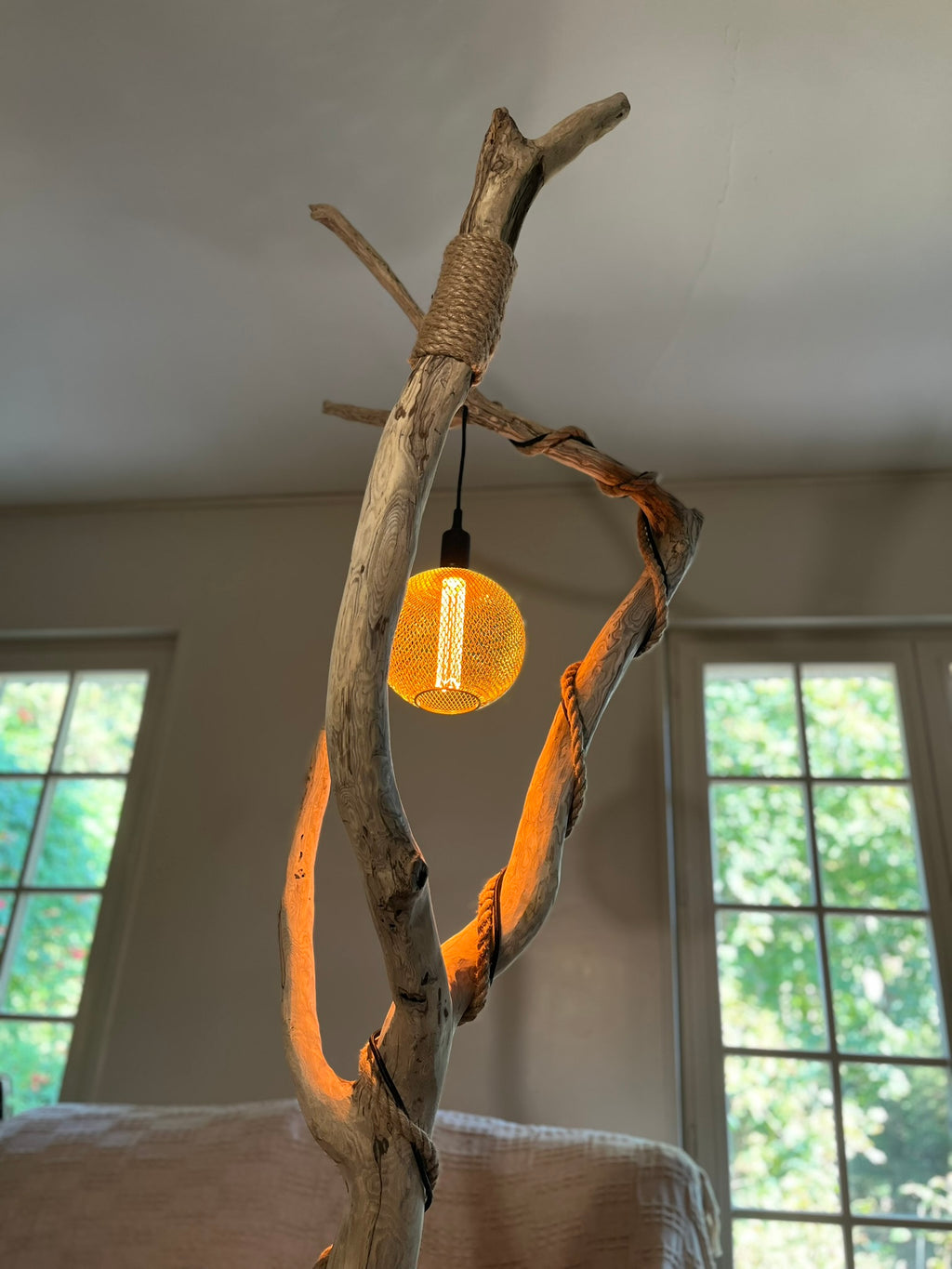 Lampadaire sur pied XXL en bois — Pièce unique