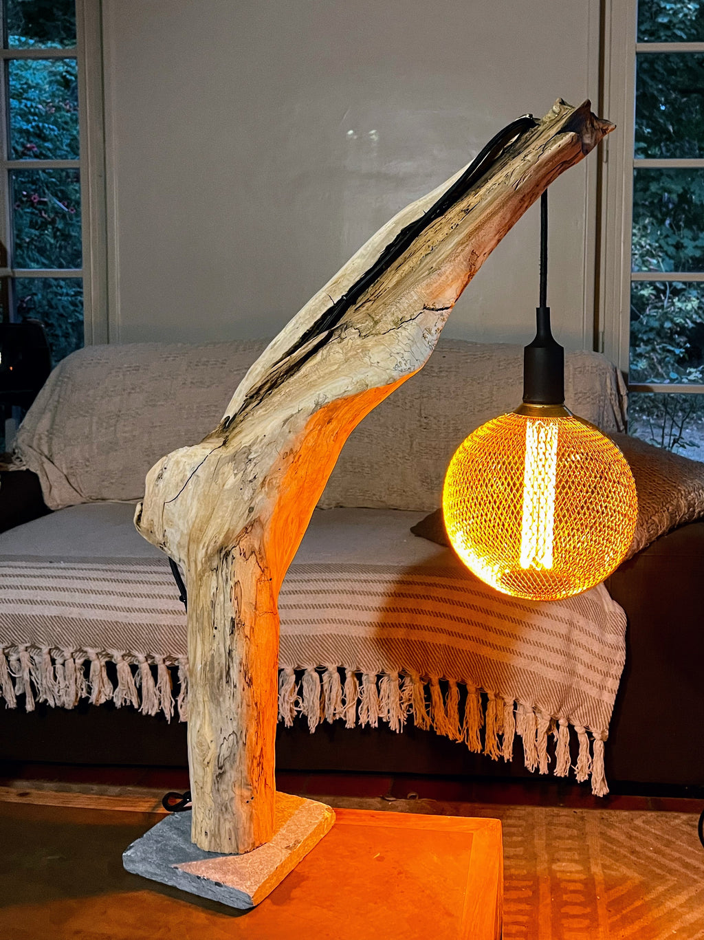Lampe en bois naturel sculptural – Lampe à poser artisanale –  Sculpture lumineuse – Pièce unique
