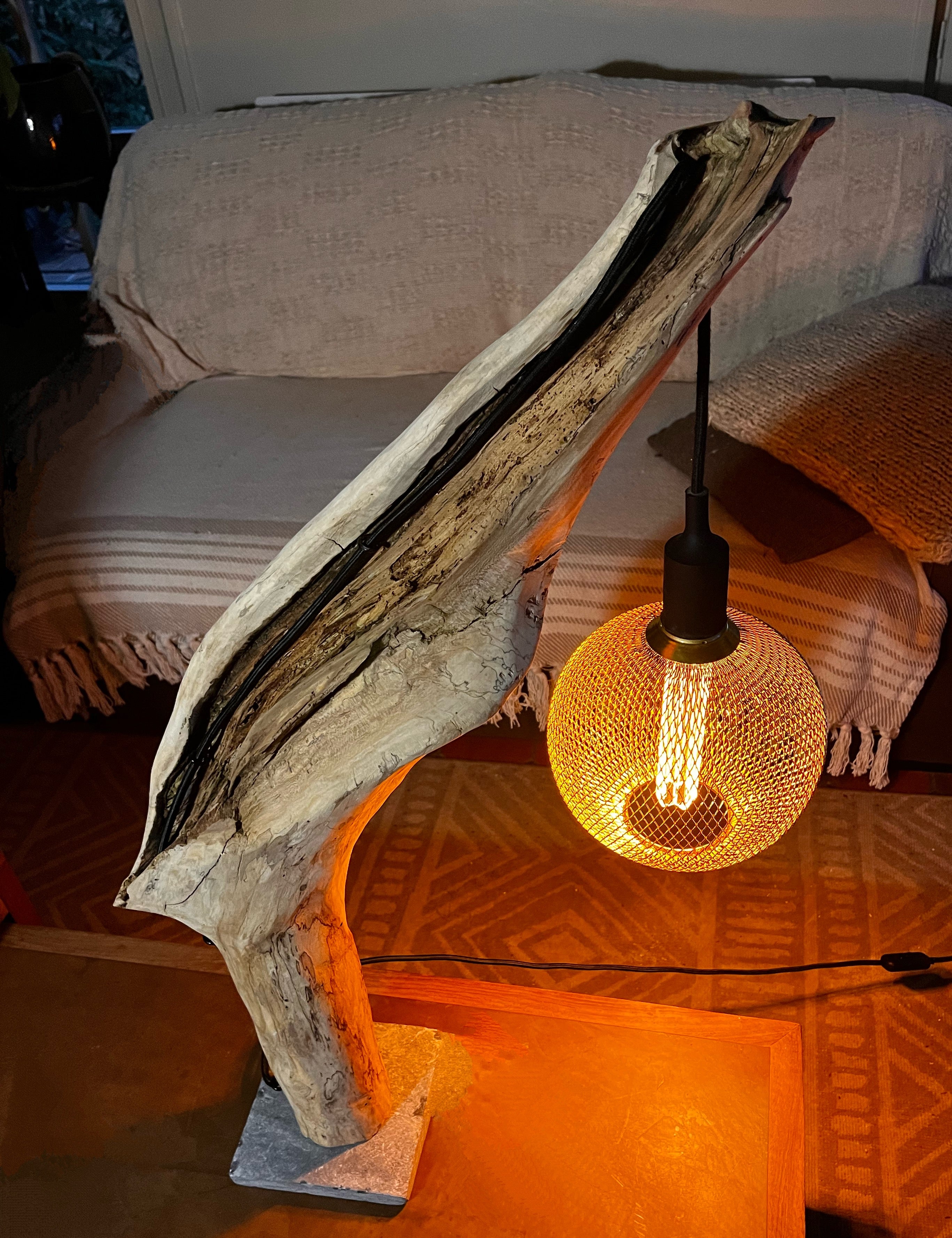 Lampe en bois naturel sculptural – Lampe à poser artisanale –  Sculpture lumineuse – Pièce unique