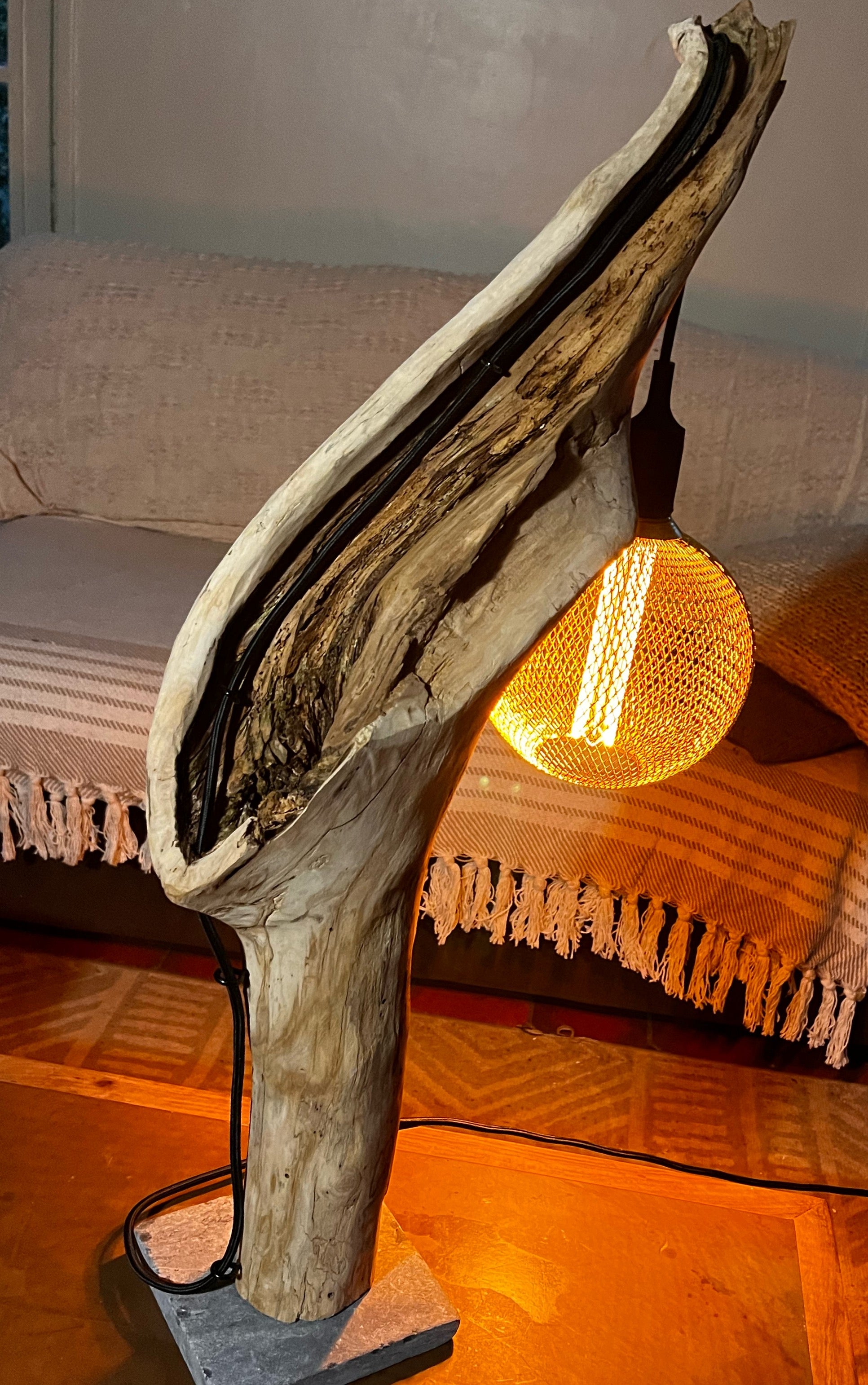 Lampe en bois naturel sculptural – Lampe à poser artisanale –  Sculpture lumineuse – Pièce unique