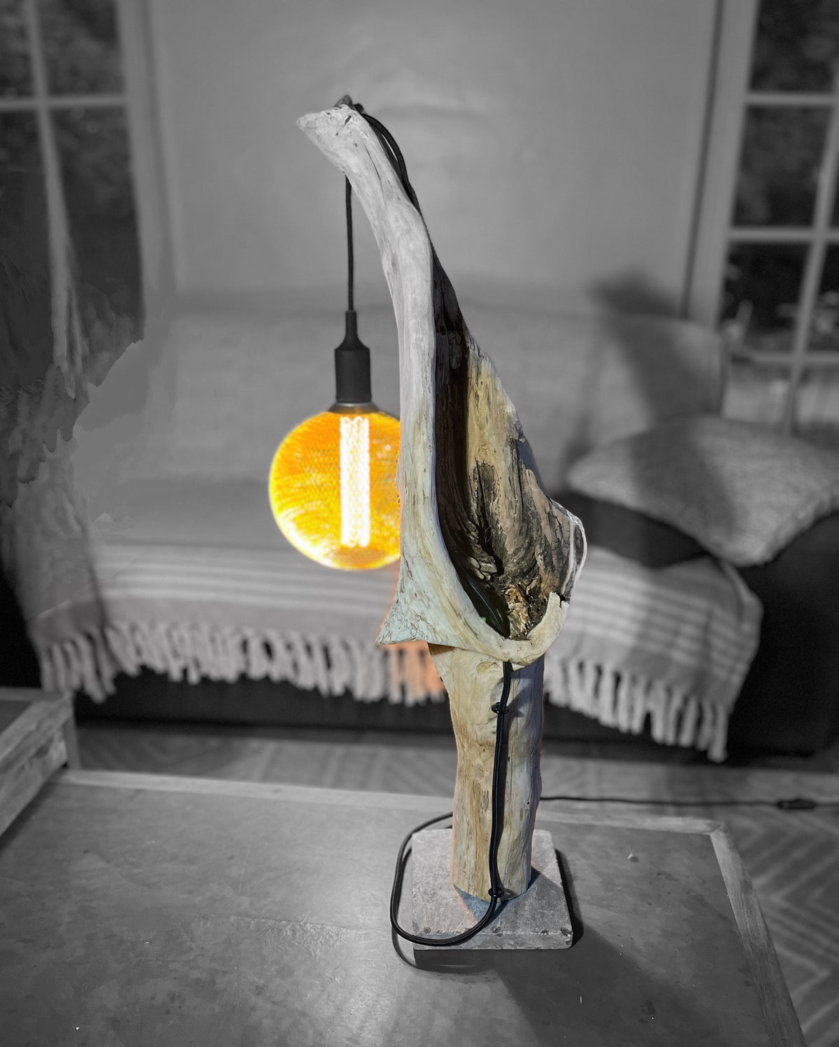 Lampe en bois naturel sculptural – Lampe à poser artisanale –  Sculpture lumineuse – Pièce unique