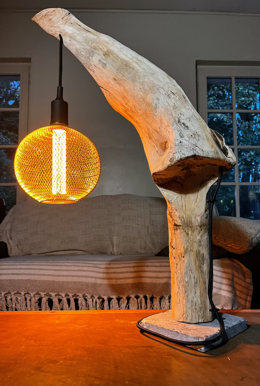 Lampe en bois naturel sculptural – Lampe à poser artisanale –  Sculpture lumineuse – Pièce unique