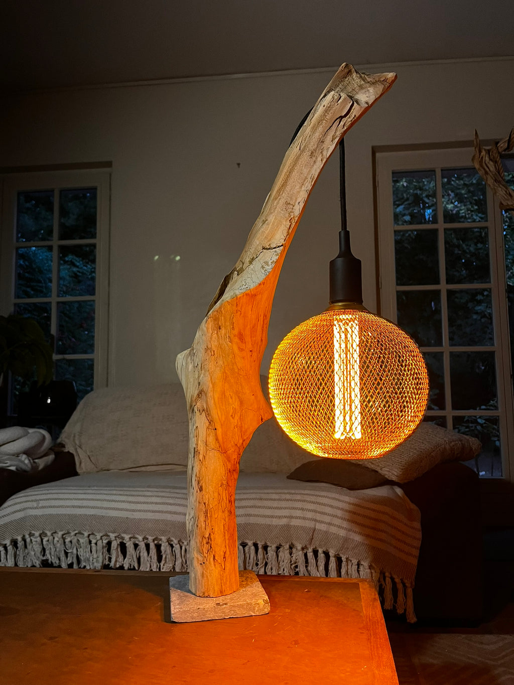 Lampe en bois naturel sculptural – Lampe à poser artisanale –  Sculpture lumineuse – Pièce unique