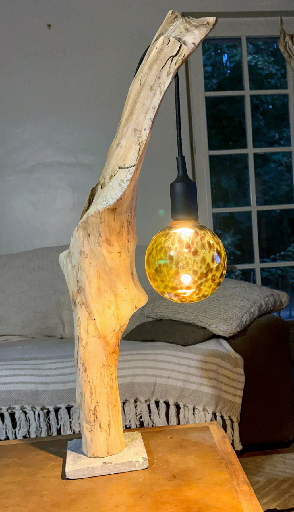 Lampe en bois naturel sculptural – Lampe à poser artisanale –  Sculpture lumineuse – Pièce unique