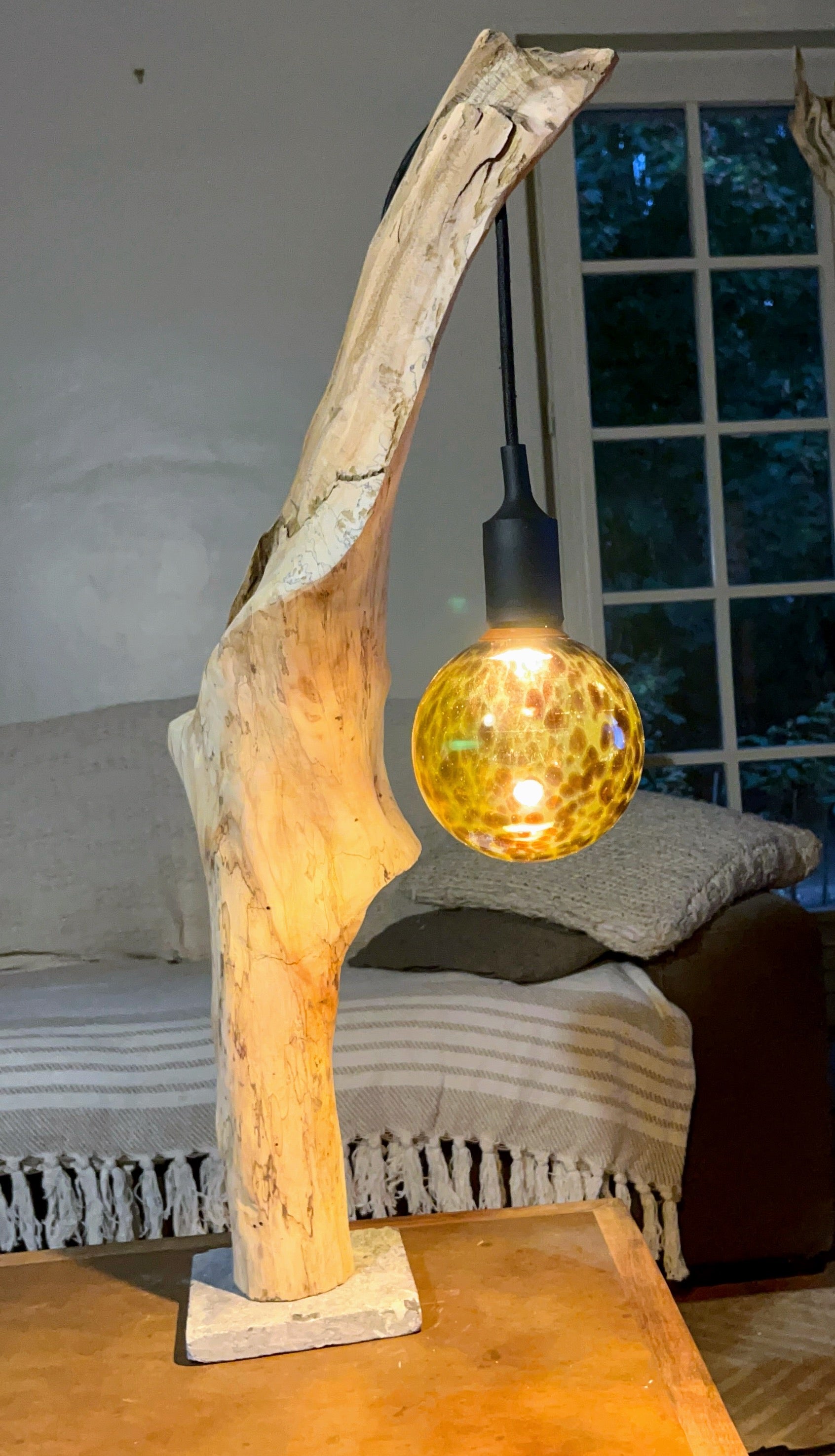 Lampe en bois naturel sculptural – Lampe à poser artisanale –  Sculpture lumineuse – Pièce unique