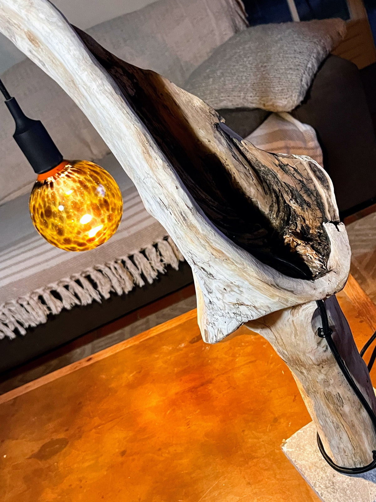 Lampe en bois naturel sculptural – Lampe à poser artisanale –  Sculpture lumineuse – Pièce unique