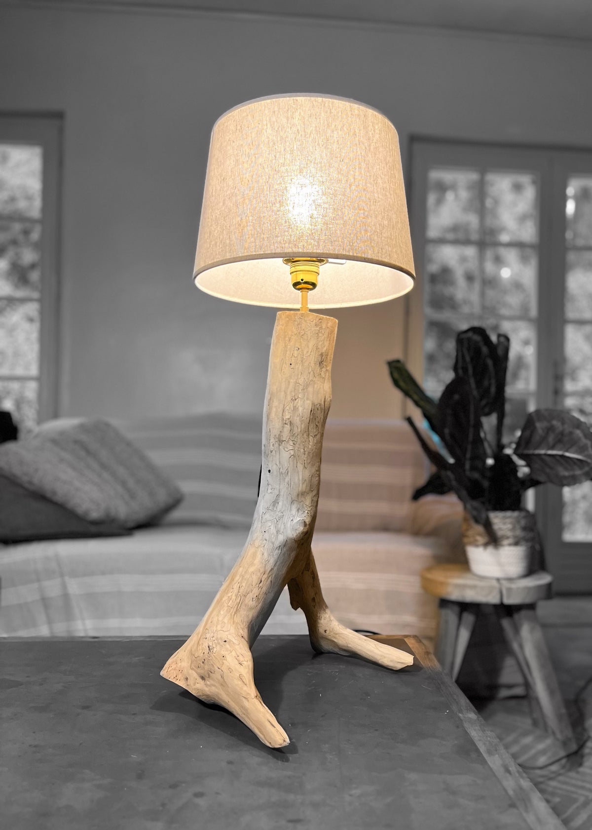 Lampe en bois naturel – Lampe à poser artisanale – Pied sculptural en bois – Décoration nature – Pièce unique