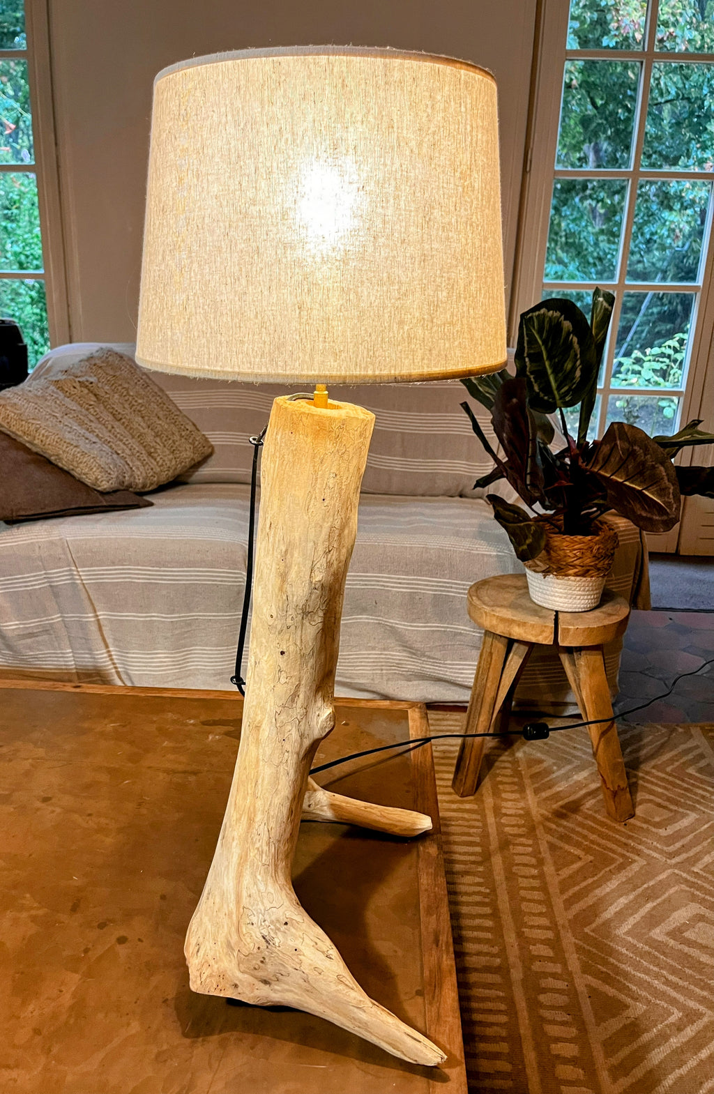 Lampe en bois naturel – Lampe à poser artisanale – Pied sculptural en bois – Décoration nature – Pièce unique