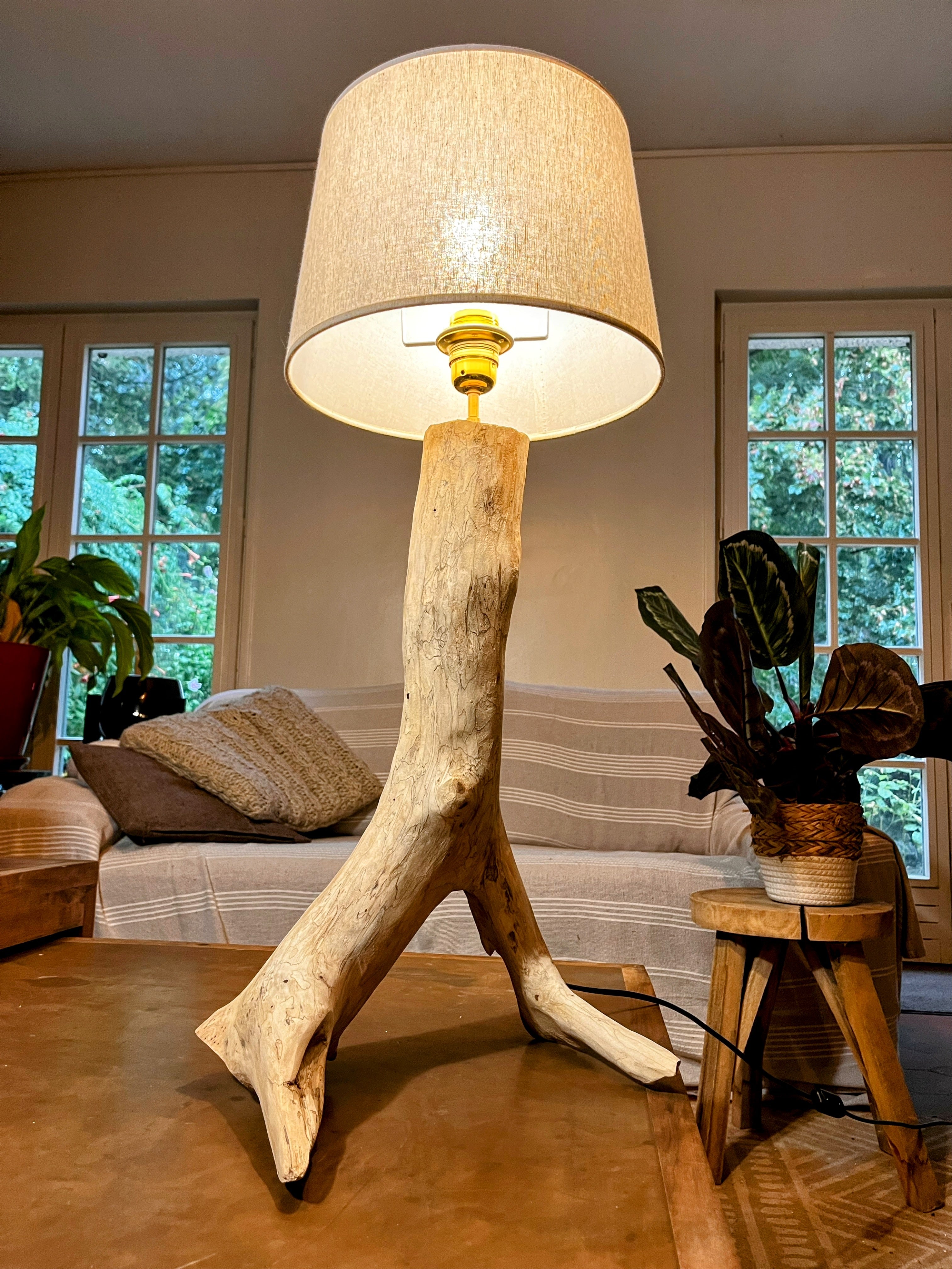 Lampe en bois naturel – Lampe à poser artisanale – Pied sculptural en bois – Décoration nature – Pièce unique