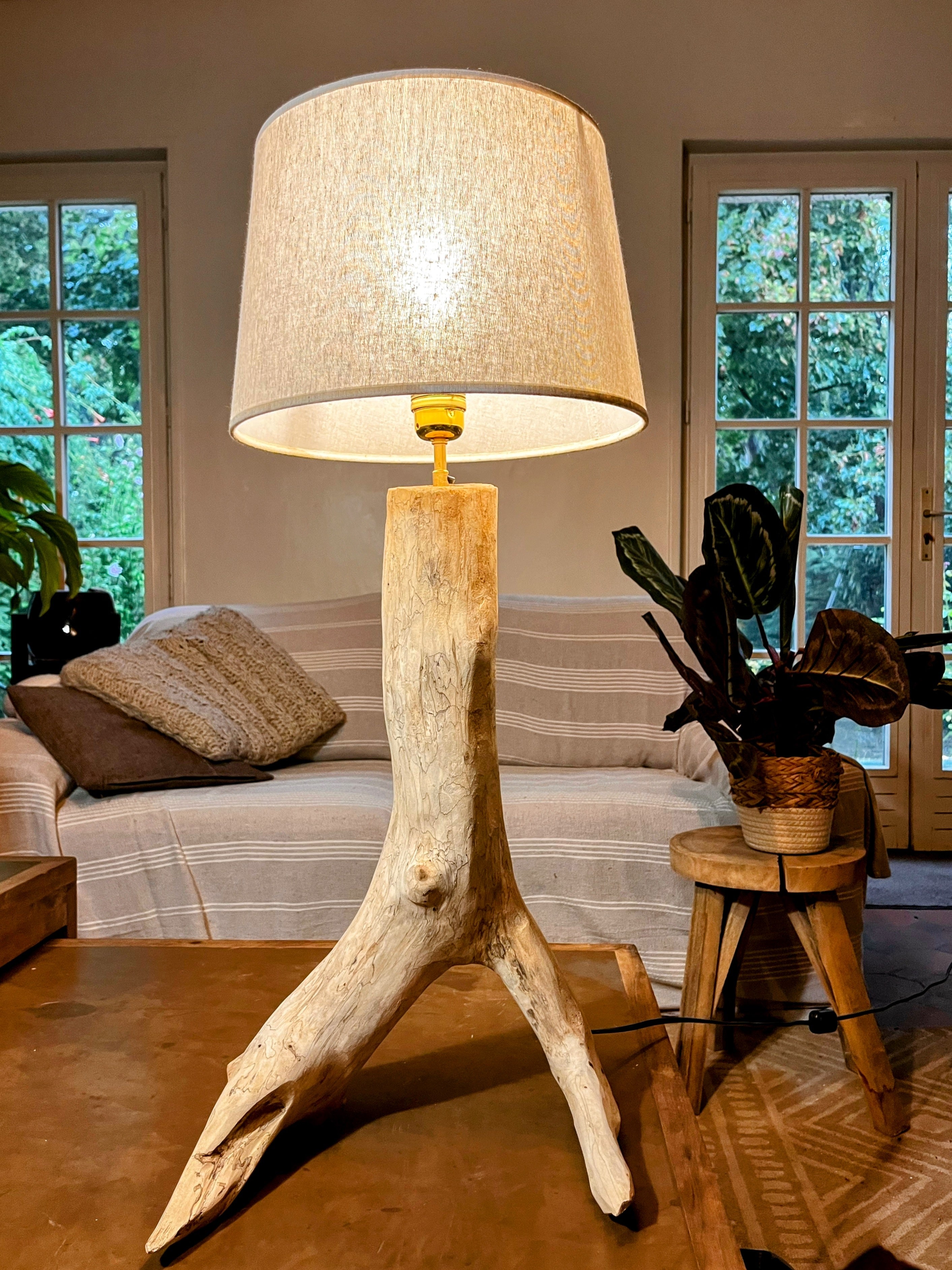 Lampe en bois naturel – Lampe à poser artisanale – Pied sculptural en bois – Décoration nature – Pièce unique