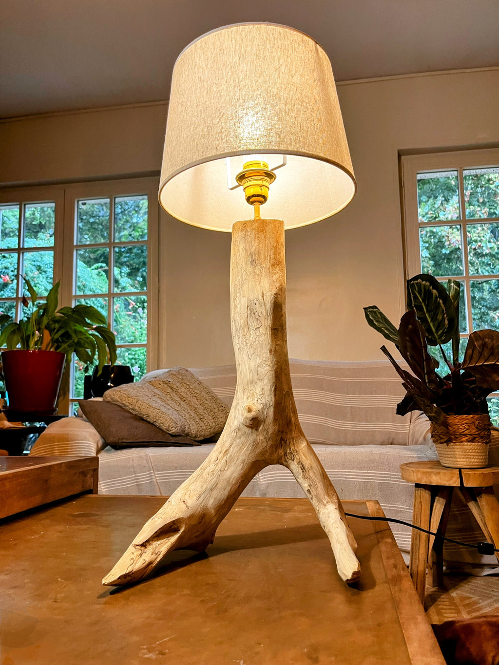 Lampe en bois naturel – Lampe à poser artisanale – Pied sculptural en bois – Décoration nature – Pièce unique