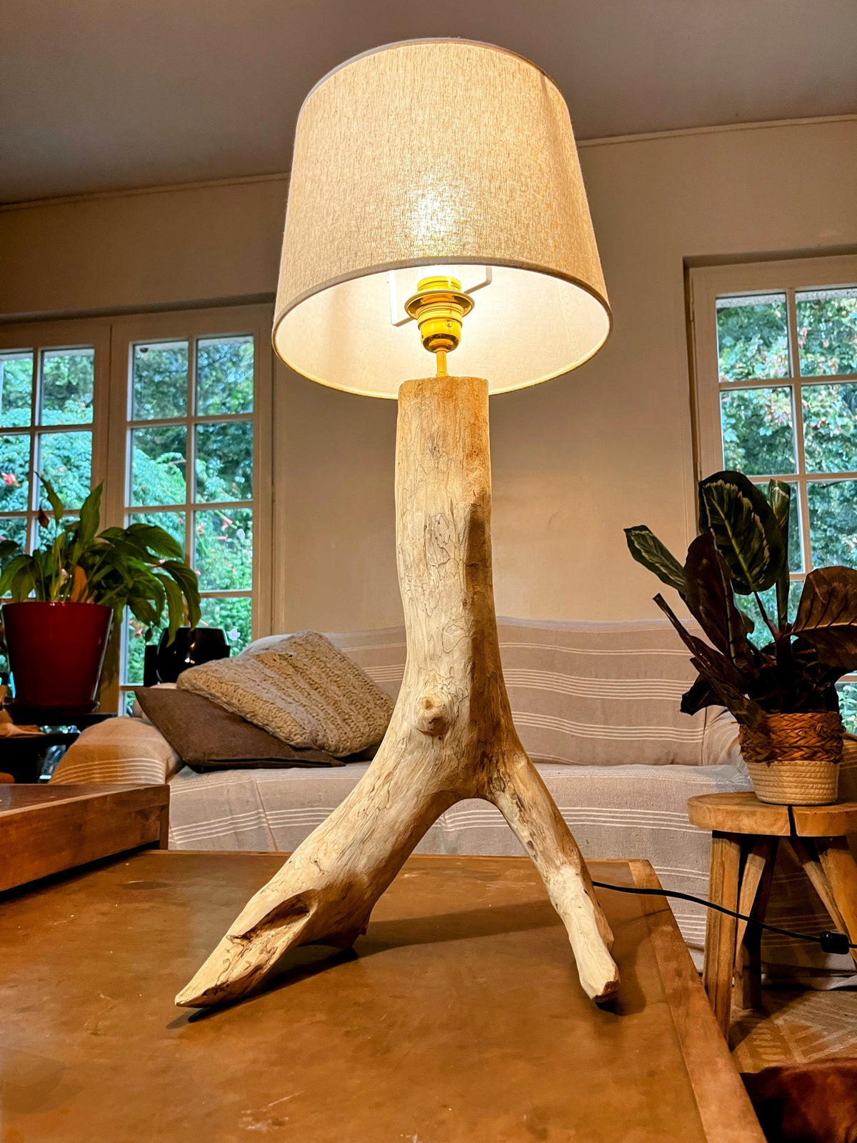 Lampe en bois naturel – Lampe à poser artisanale – Pied sculptural en bois – Décoration nature – Pièce unique