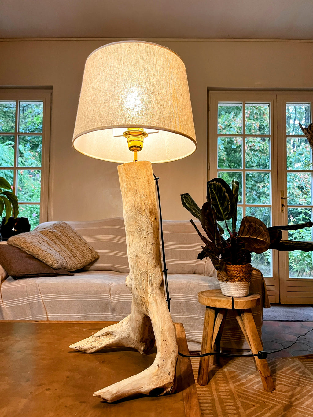 Lampe en bois naturel – Lampe à poser artisanale – Pied sculptural en bois – Décoration nature – Pièce unique