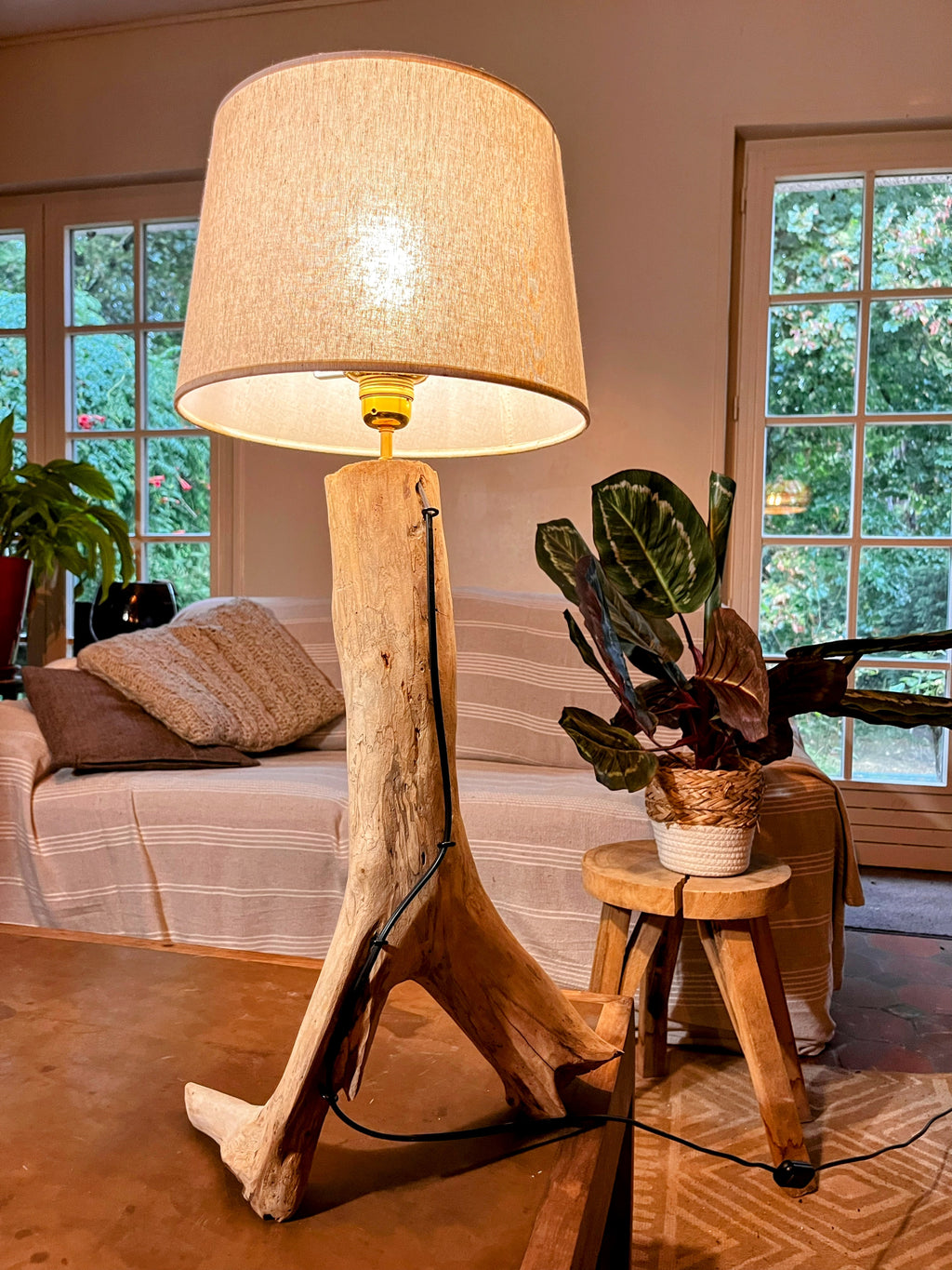 Lampe en bois naturel – Lampe à poser artisanale – Pied sculptural en bois – Décoration nature – Pièce unique