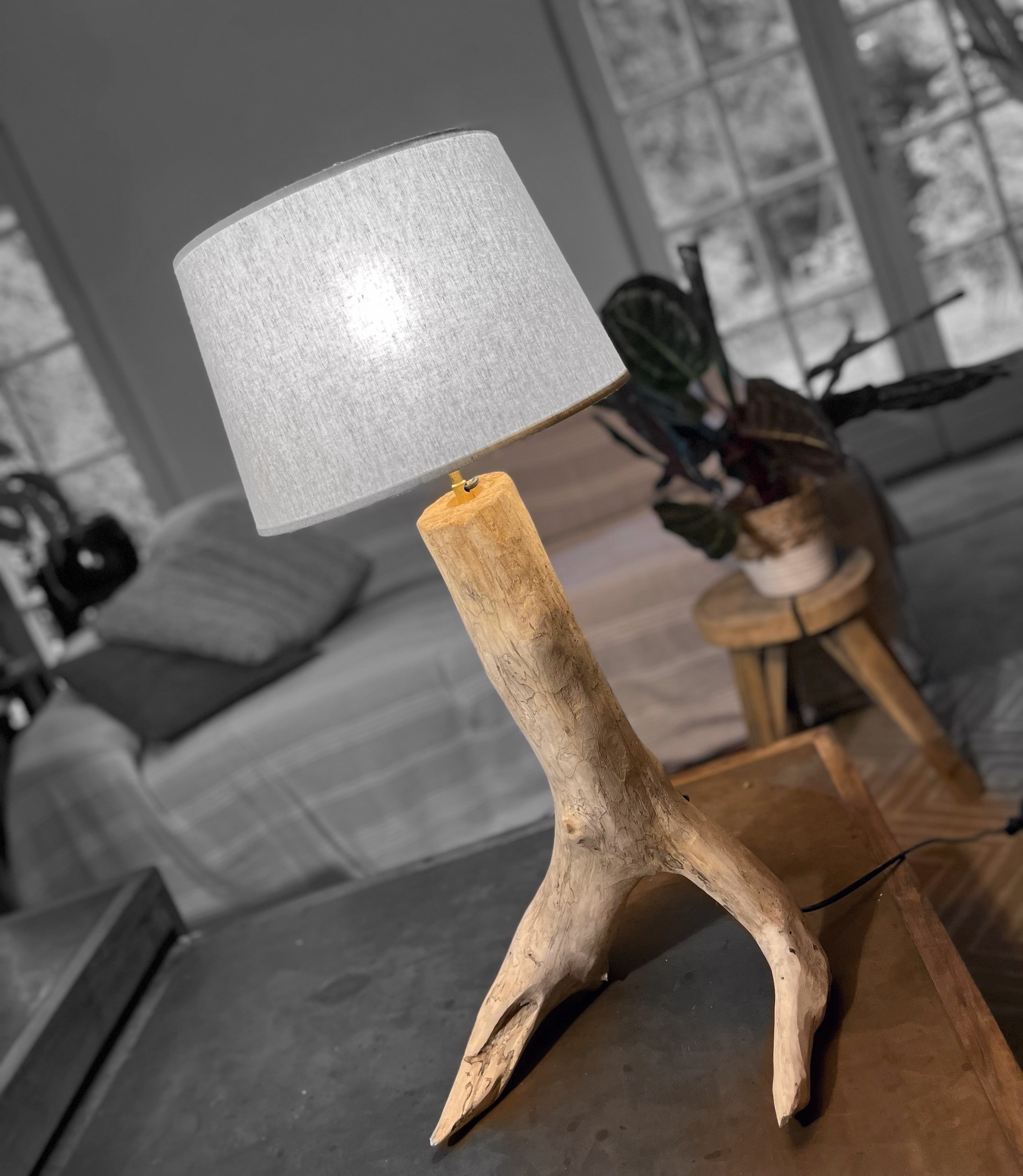 Lampe en bois naturel – Lampe à poser artisanale – Pied sculptural en bois – Décoration nature – Pièce unique