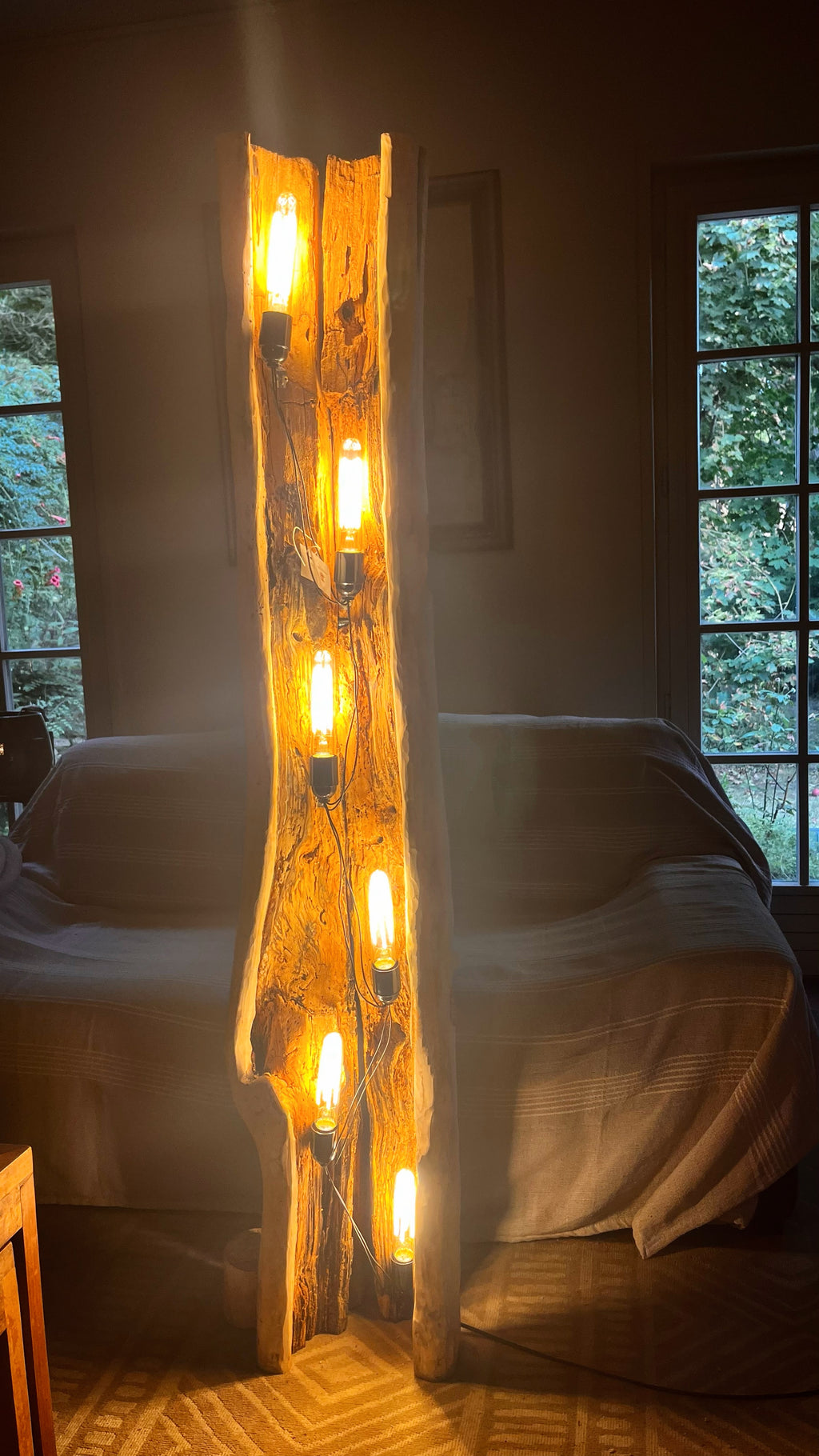 Lampadaire XXL bois massif lumineux – Sculpture lumineuse artisanale – Lampe sur pied design naturel – Éclairage ambiance bois massif