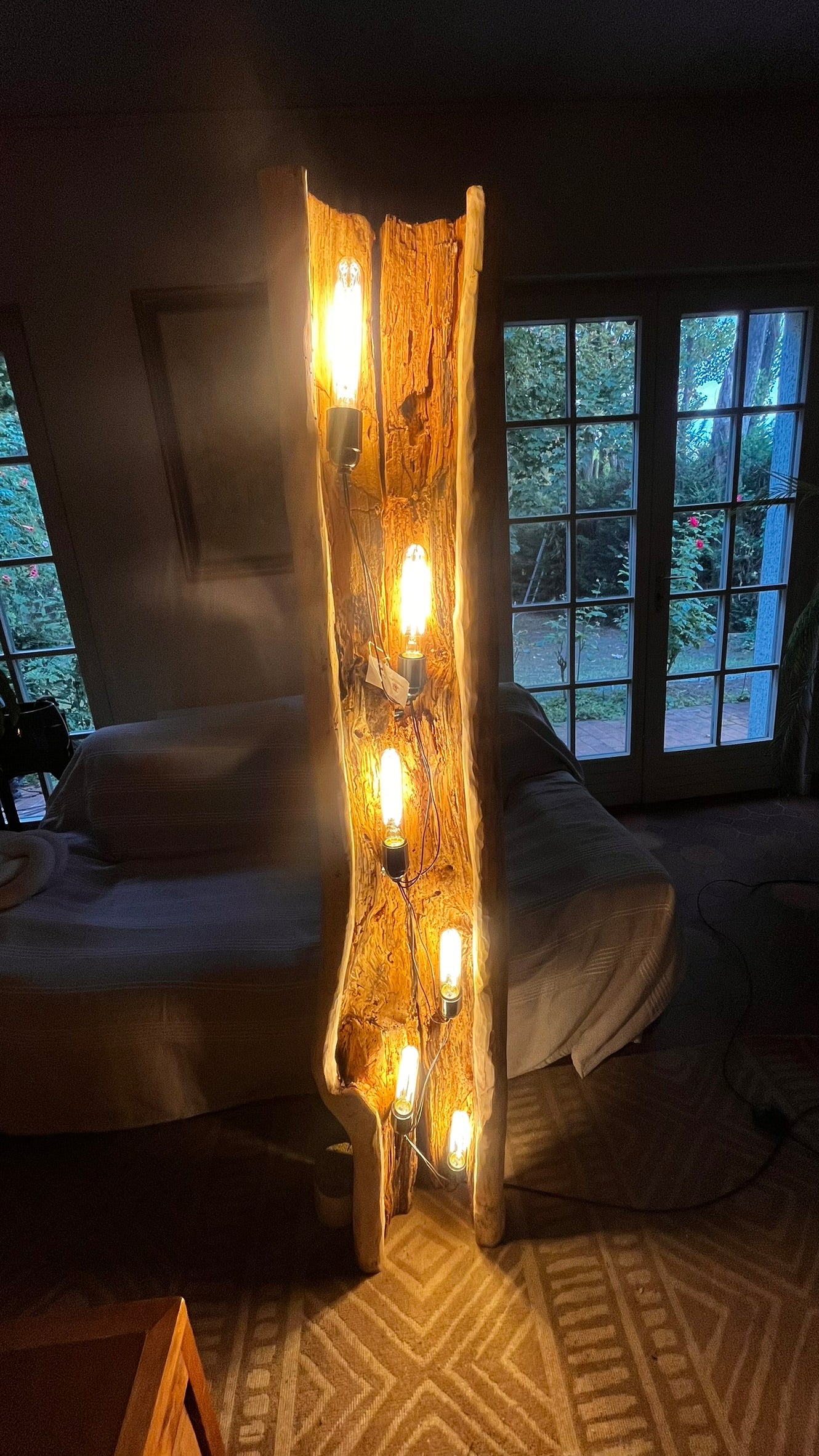 Lampadaire XXL bois massif lumineux – Sculpture lumineuse artisanale – Lampe sur pied design naturel – Éclairage ambiance bois massif