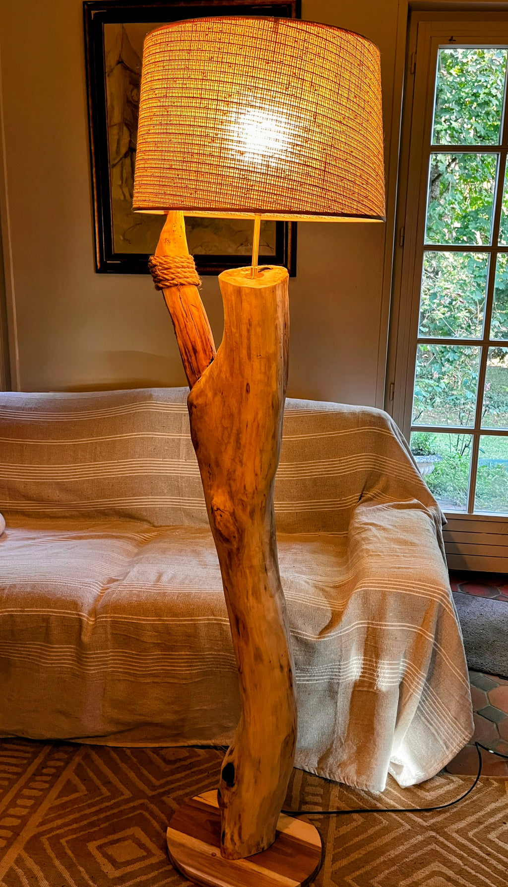 Lampadaire en bois massif – Lampe sur pied artisanale avec abat-jour – Éclairage naturel – Pièce unique déco contemporaine, bohème ou rustique