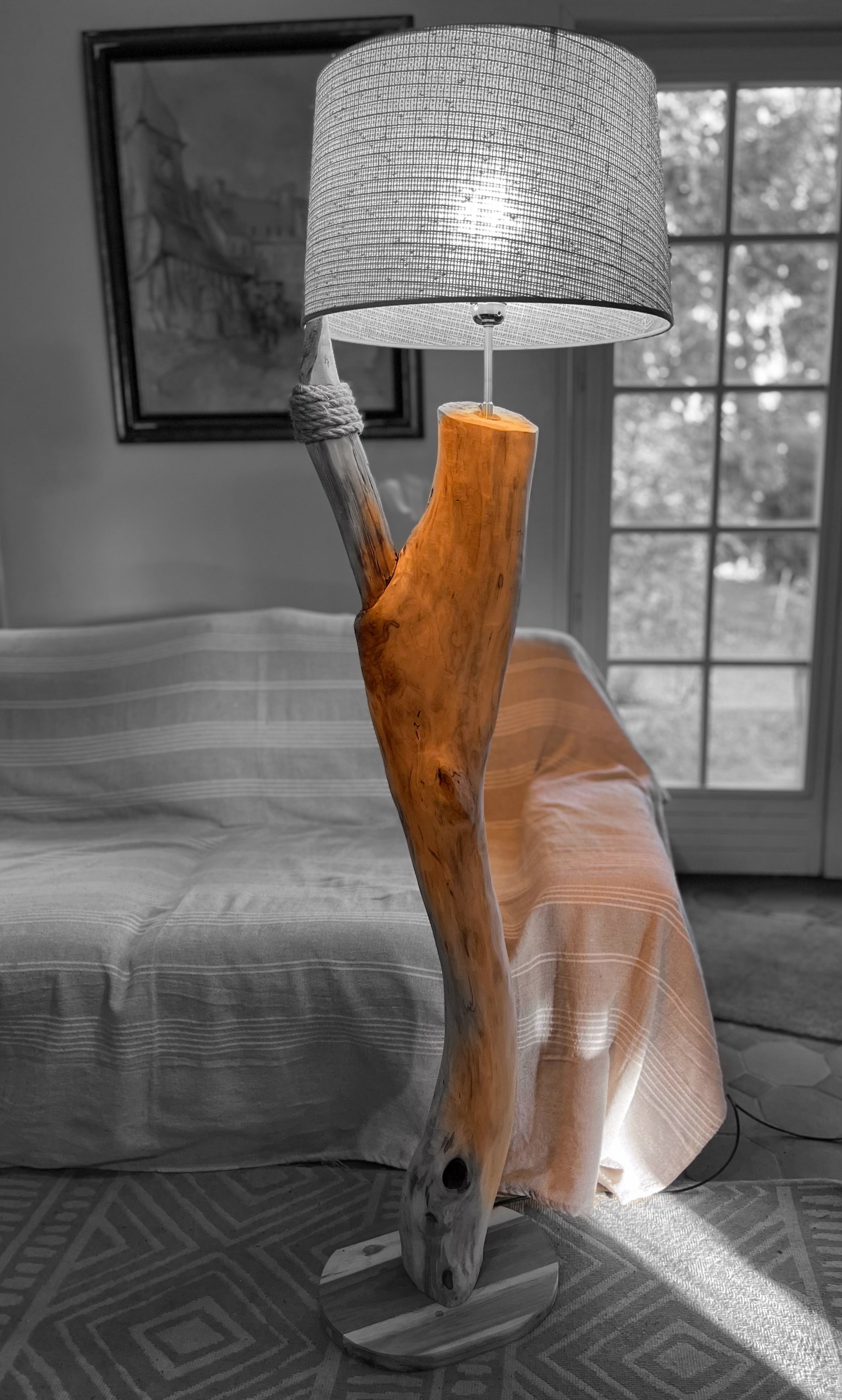 Lampadaire en bois massif – Lampe sur pied artisanale avec abat-jour – Éclairage naturel – Pièce unique déco contemporaine, bohème ou rustique