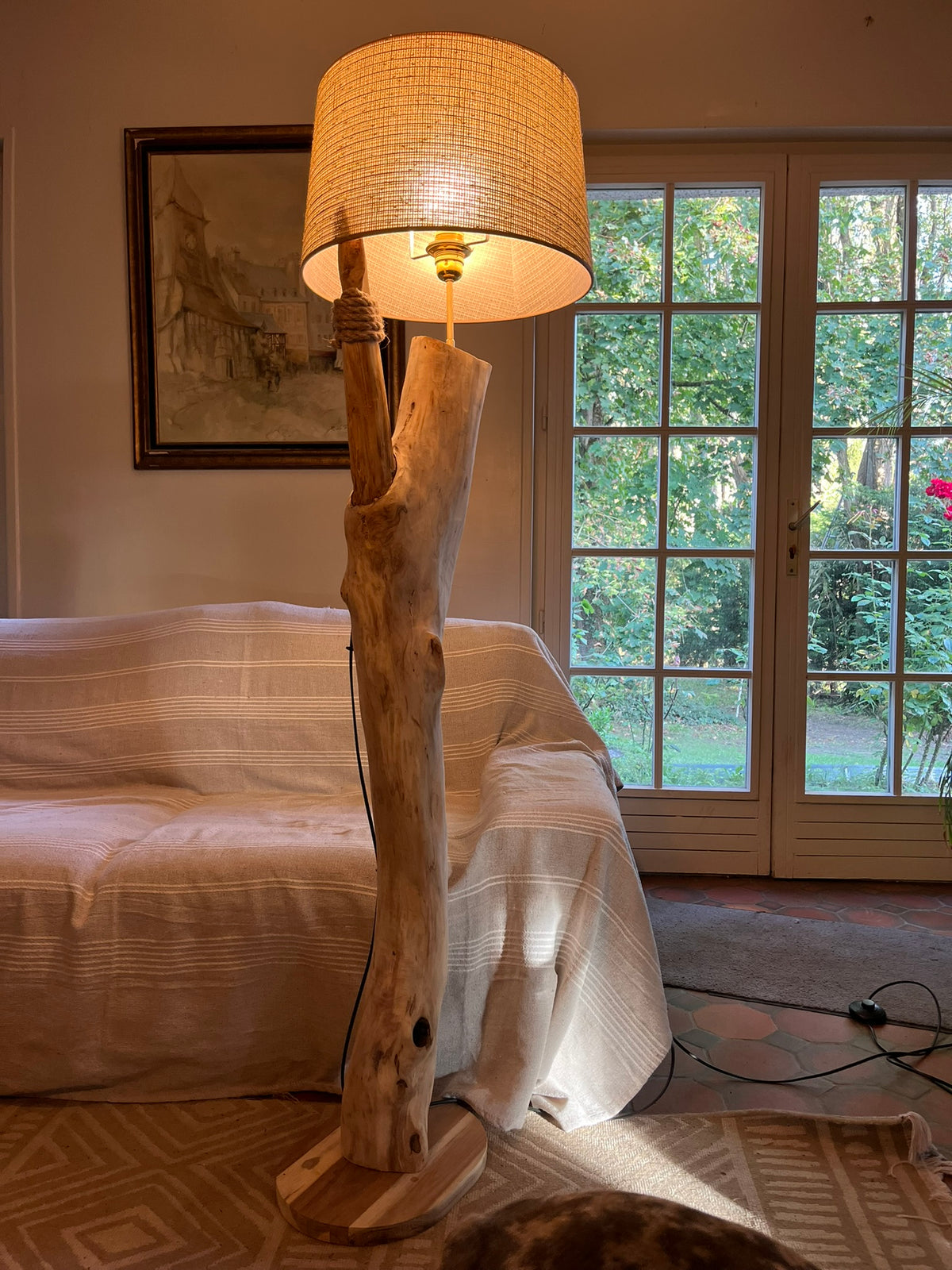 Lampadaire en bois massif – Lampe sur pied artisanale avec abat-jour – Éclairage naturel – Pièce unique déco contemporaine, bohème ou rustique