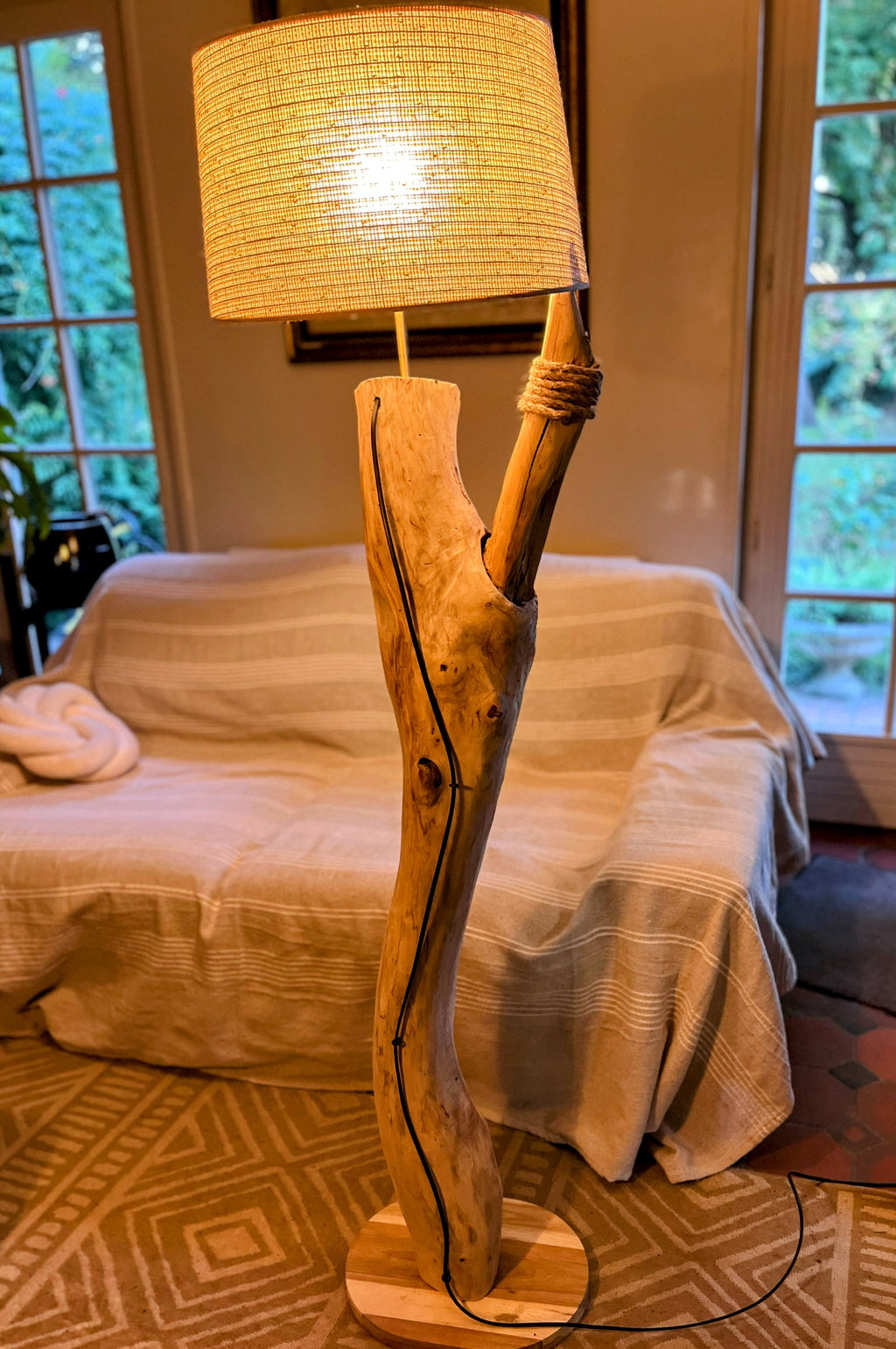 Lampadaire en bois massif – Lampe sur pied artisanale avec abat-jour – Éclairage naturel – Pièce unique déco contemporaine, bohème ou rustique