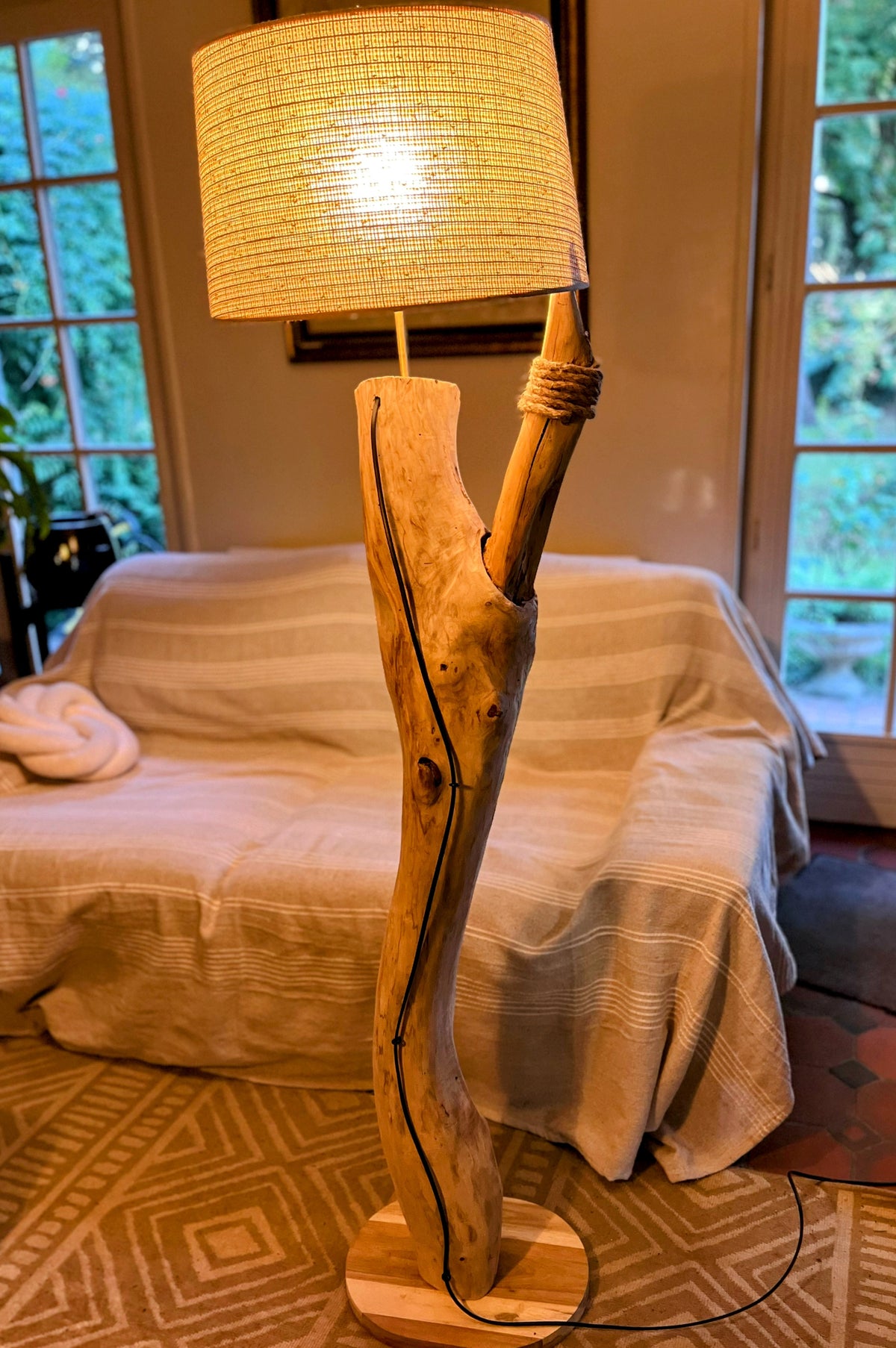 Lampadaire en bois massif – Lampe sur pied artisanale avec abat-jour – Éclairage naturel – Pièce unique déco contemporaine, bohème ou rustique
