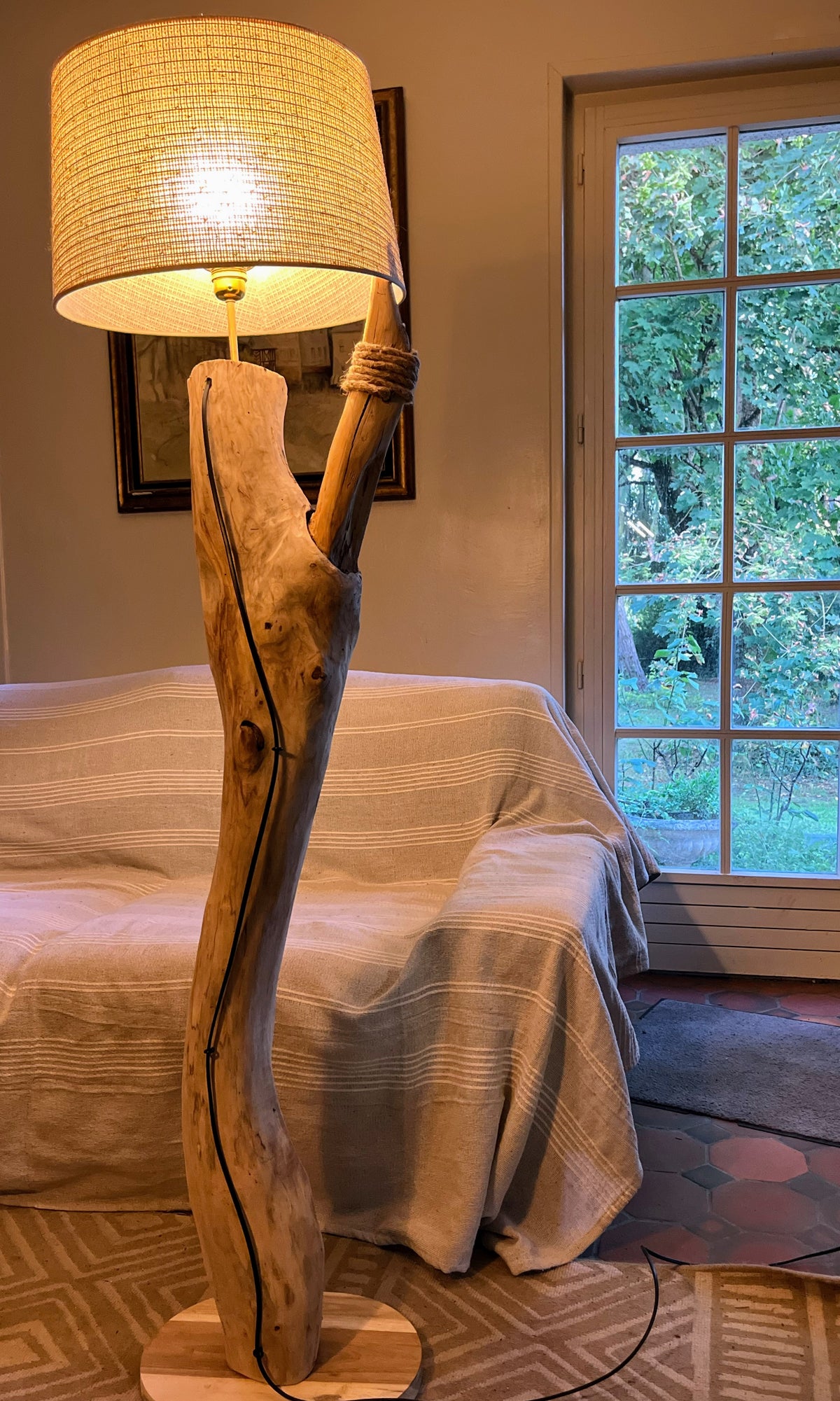 Lampadaire en bois massif – Lampe sur pied artisanale avec abat-jour – Éclairage naturel – Pièce unique déco contemporaine, bohème ou rustique