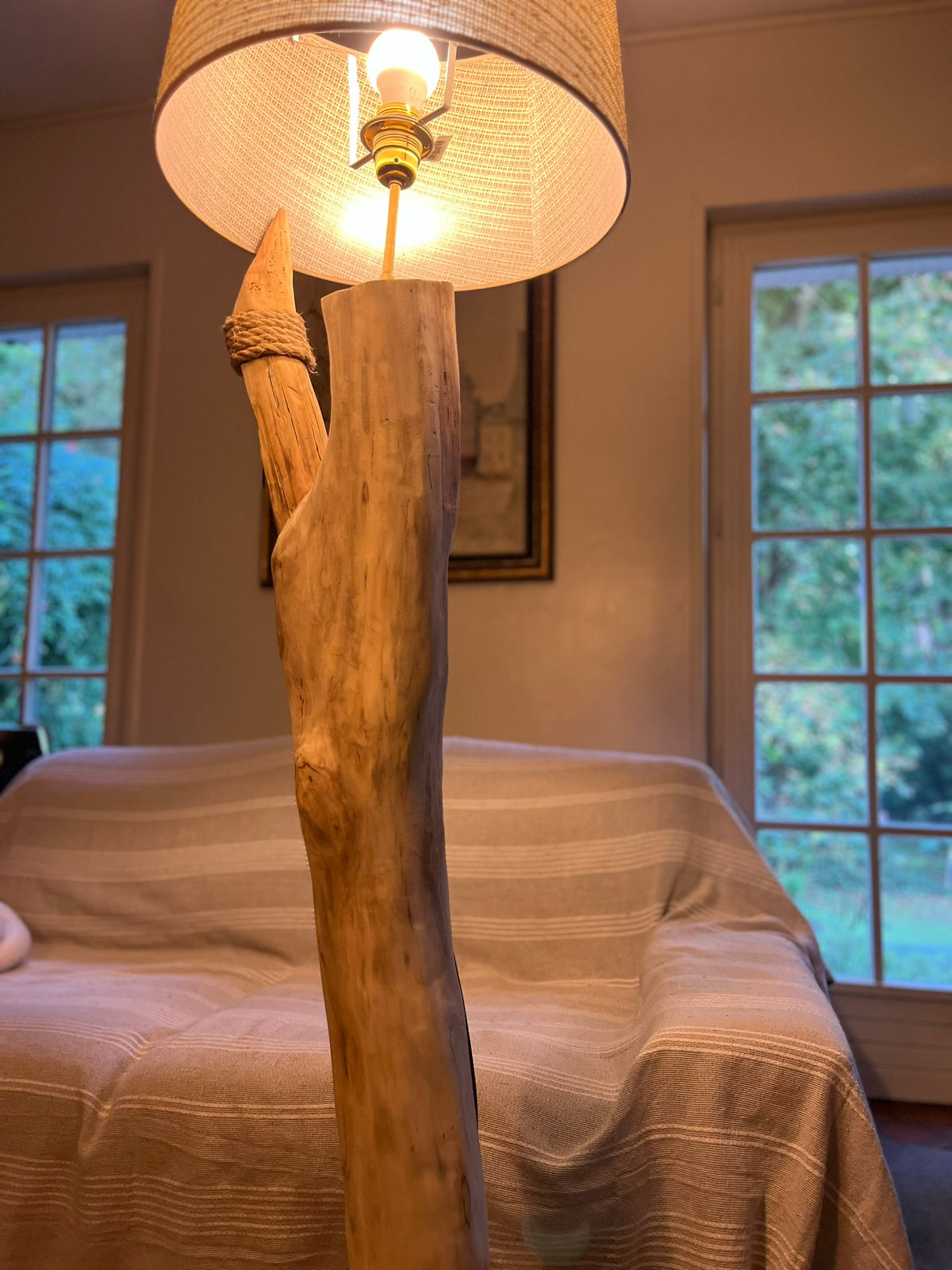 Lampadaire en bois massif – Lampe sur pied artisanale avec abat-jour – Éclairage naturel – Pièce unique déco contemporaine, bohème ou rustique