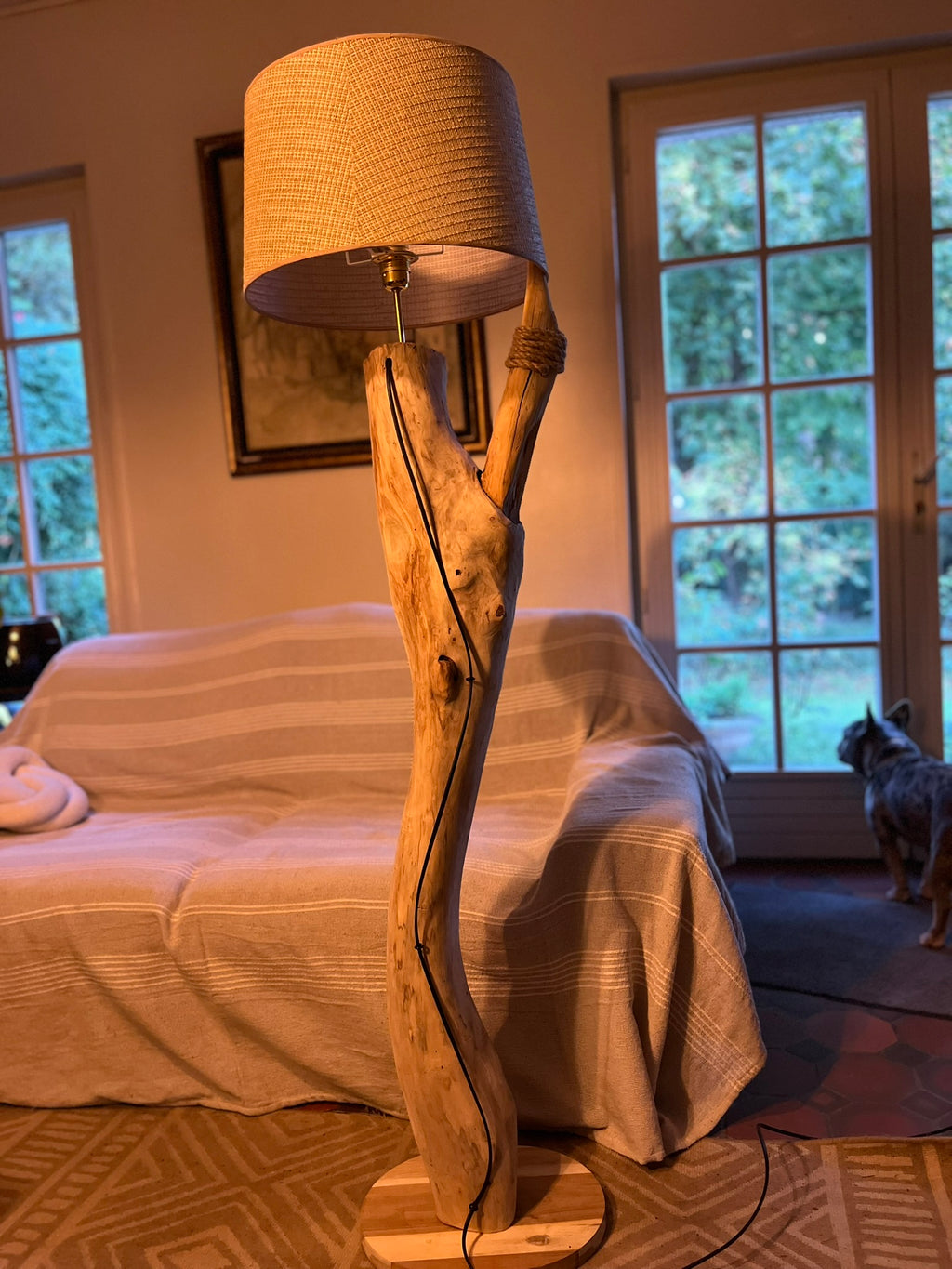Lampadaire en bois massif – Lampe sur pied artisanale avec abat-jour – Éclairage naturel – Pièce unique déco contemporaine, bohème ou rustique