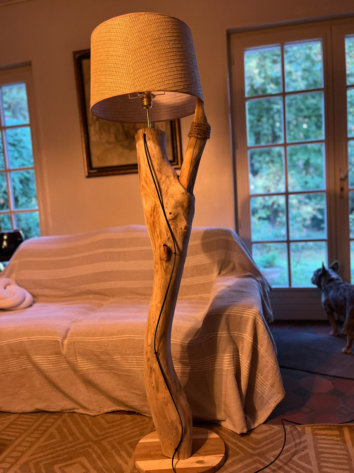 Lampadaire en bois massif – Lampe sur pied artisanale avec abat-jour – Éclairage naturel – Pièce unique déco contemporaine, bohème ou rustique