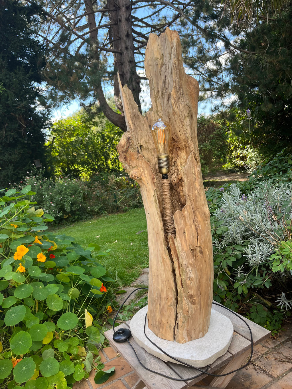 Lampadaire en bois artisanal – Luminaire naturel design