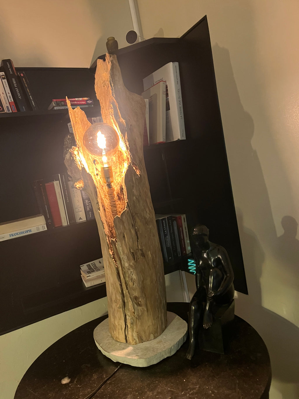 Lampadaire en bois artisanal – Luminaire naturel design