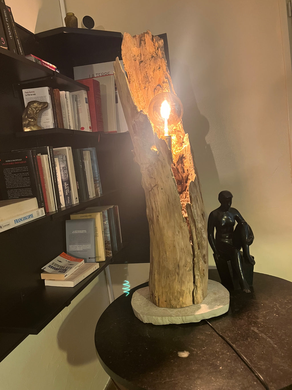 Lampadaire en bois artisanal – Luminaire naturel design