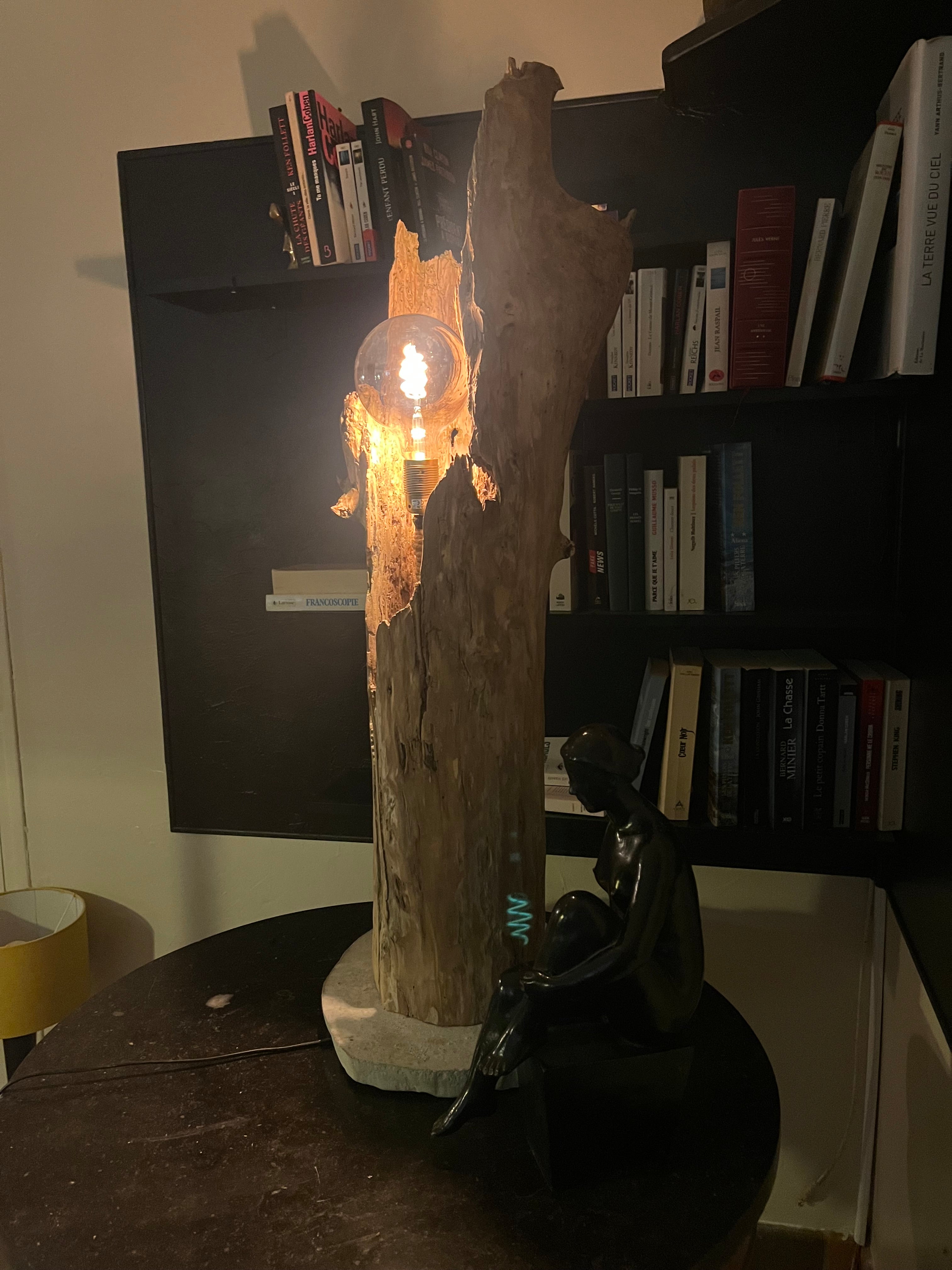 Lampadaire en bois artisanal – Luminaire naturel design