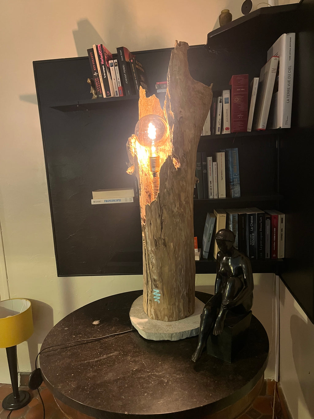 Lampadaire en bois artisanal – Luminaire naturel design