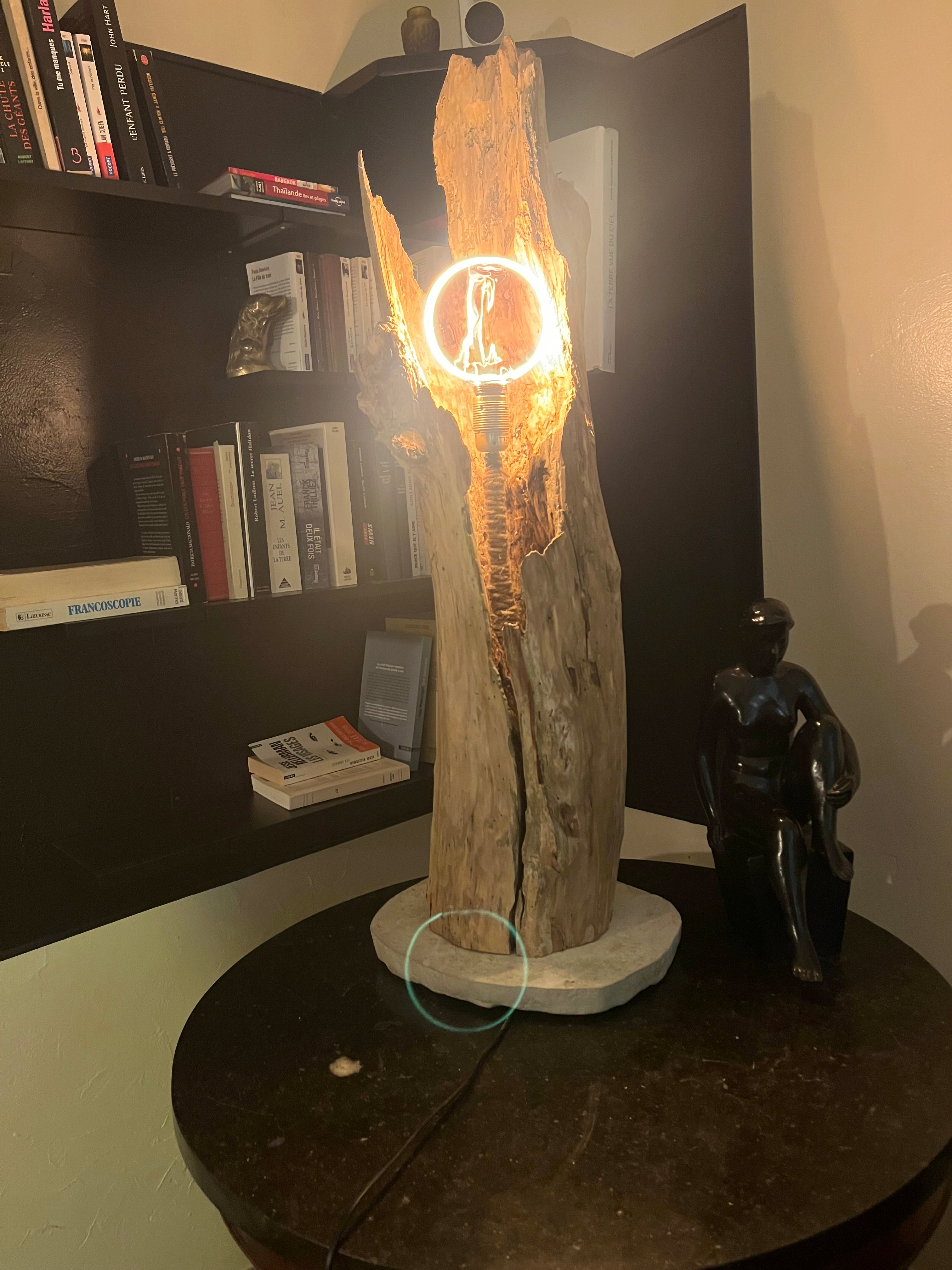 Lampadaire en bois artisanal – Luminaire naturel design