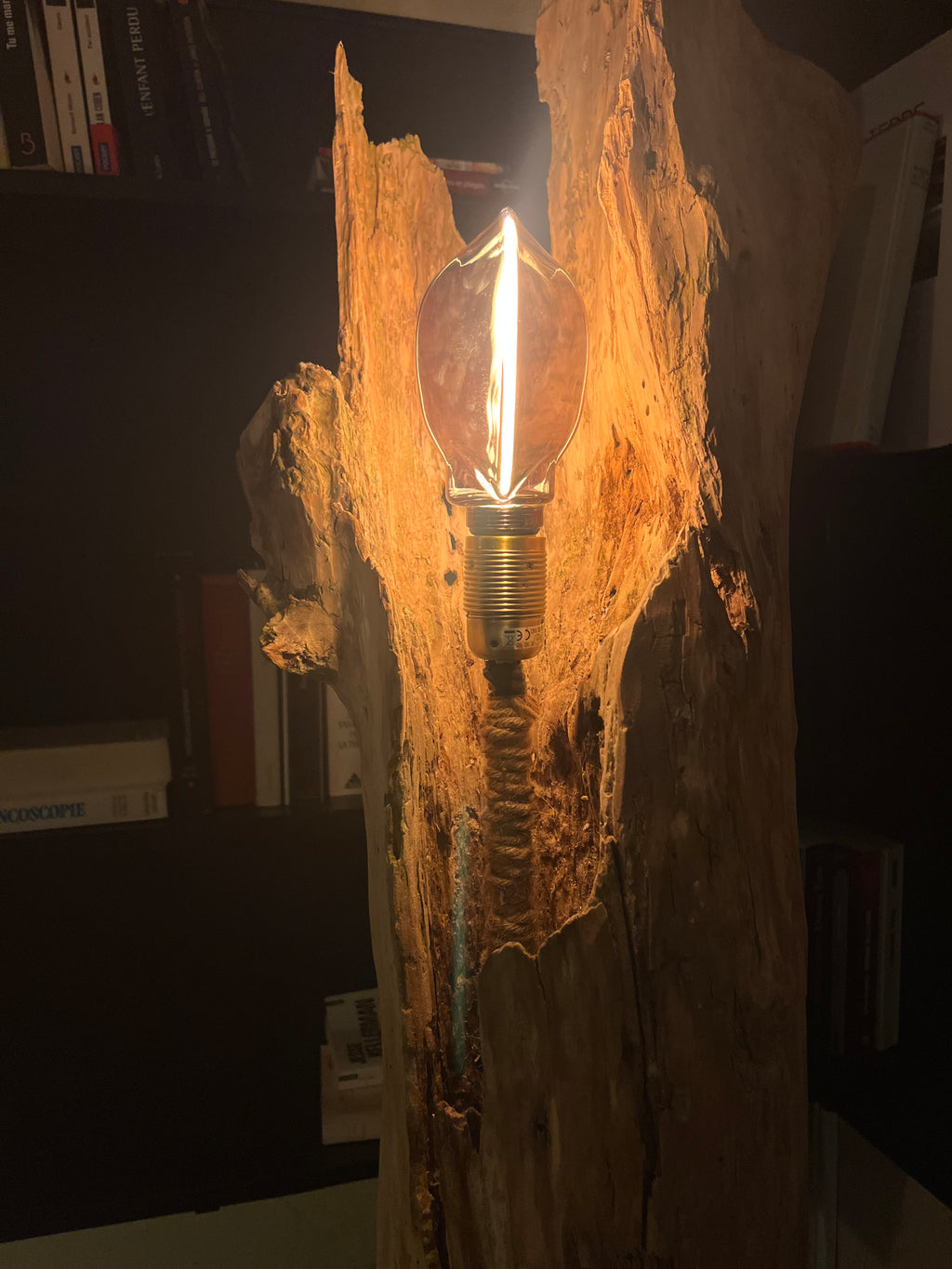 Lampadaire en bois artisanal – Luminaire naturel design