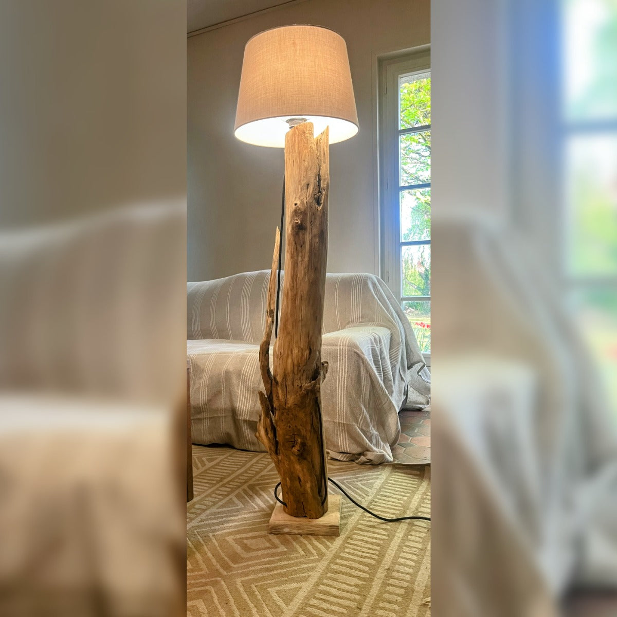 Lampadaire en bois massif – Lampe sur pied artisanale avec abat-jour – Éclairage naturel – Pièce unique déco contemporaine, bohème ou rustique