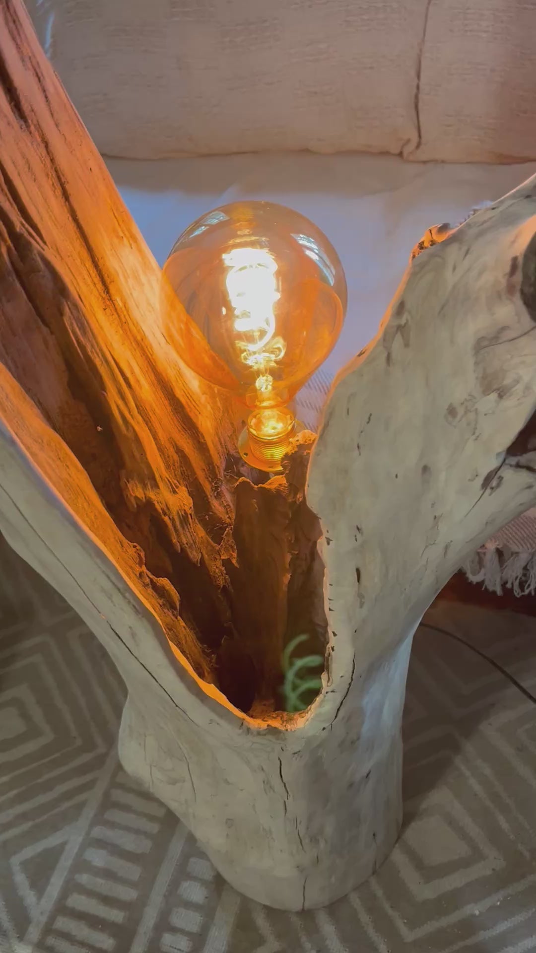 Lampadaire sculpturale artisanale – Éclairage d'ambiance design – Pièce unique en bois naturel