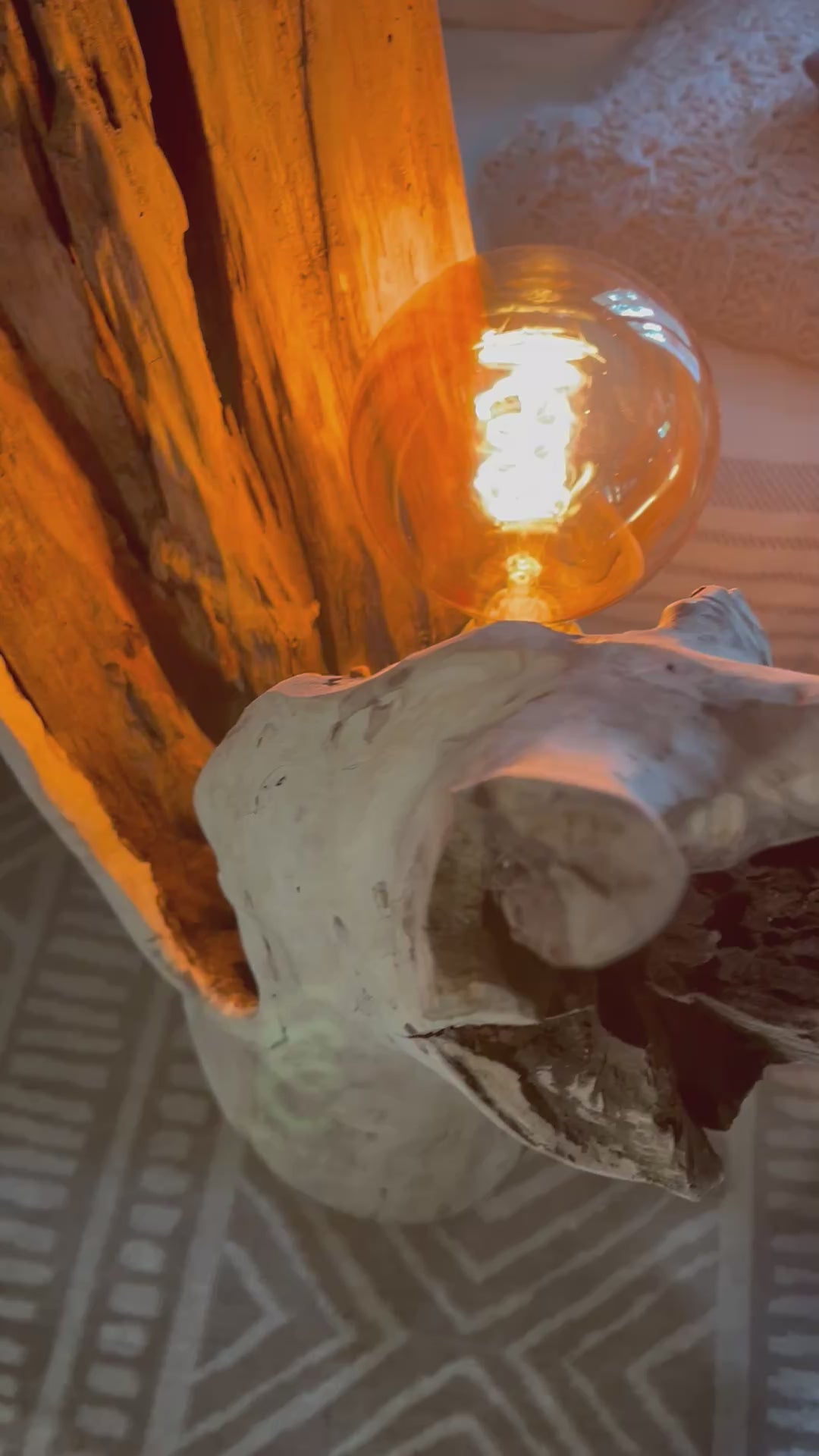 Lampadaire sculpturale artisanale – Éclairage d'ambiance design – Pièce unique en bois naturel