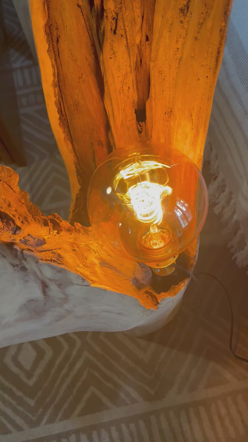Lampadaire sculpturale artisanale – Éclairage d'ambiance design – Pièce unique en bois naturel