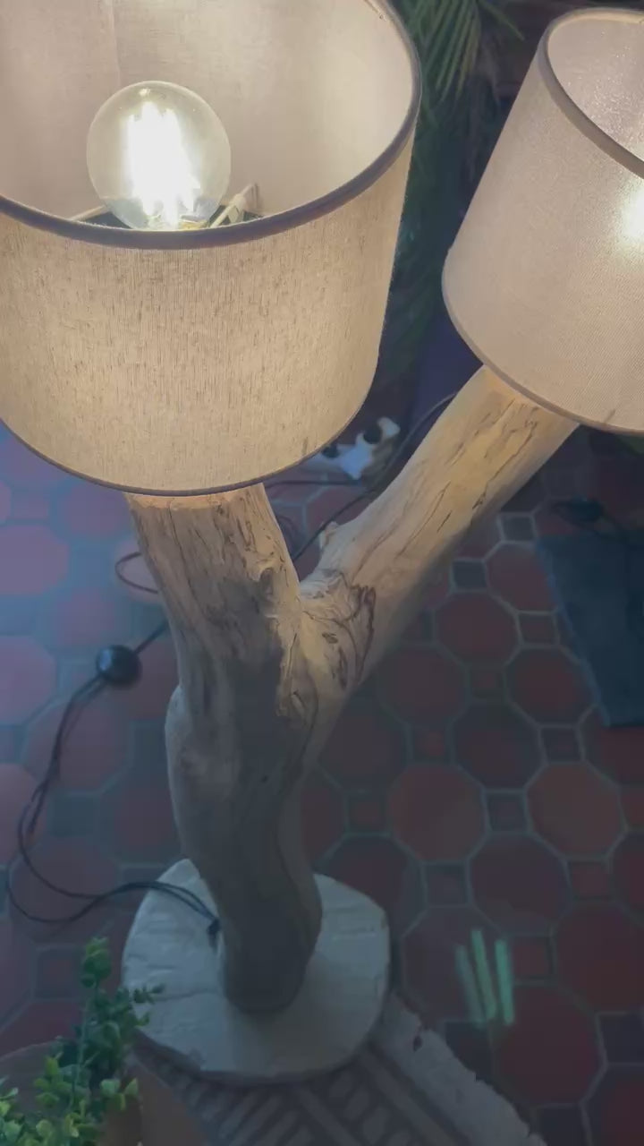 Lampadaire double en bois naturel artisanal – Luminaire design avec abat-jours – Sculpture lumineuse rustique chic, pièce unique