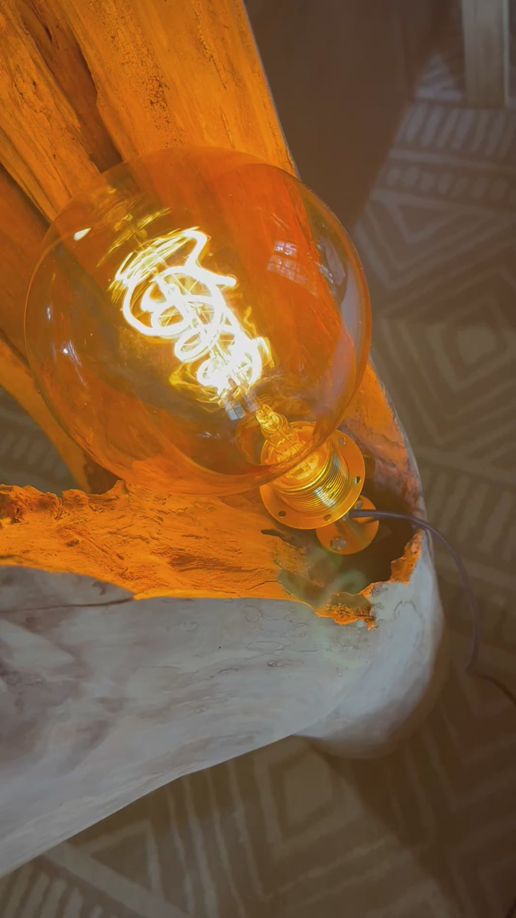 Lampadaire sculpturale artisanale – Éclairage d'ambiance design – Pièce unique en bois naturel