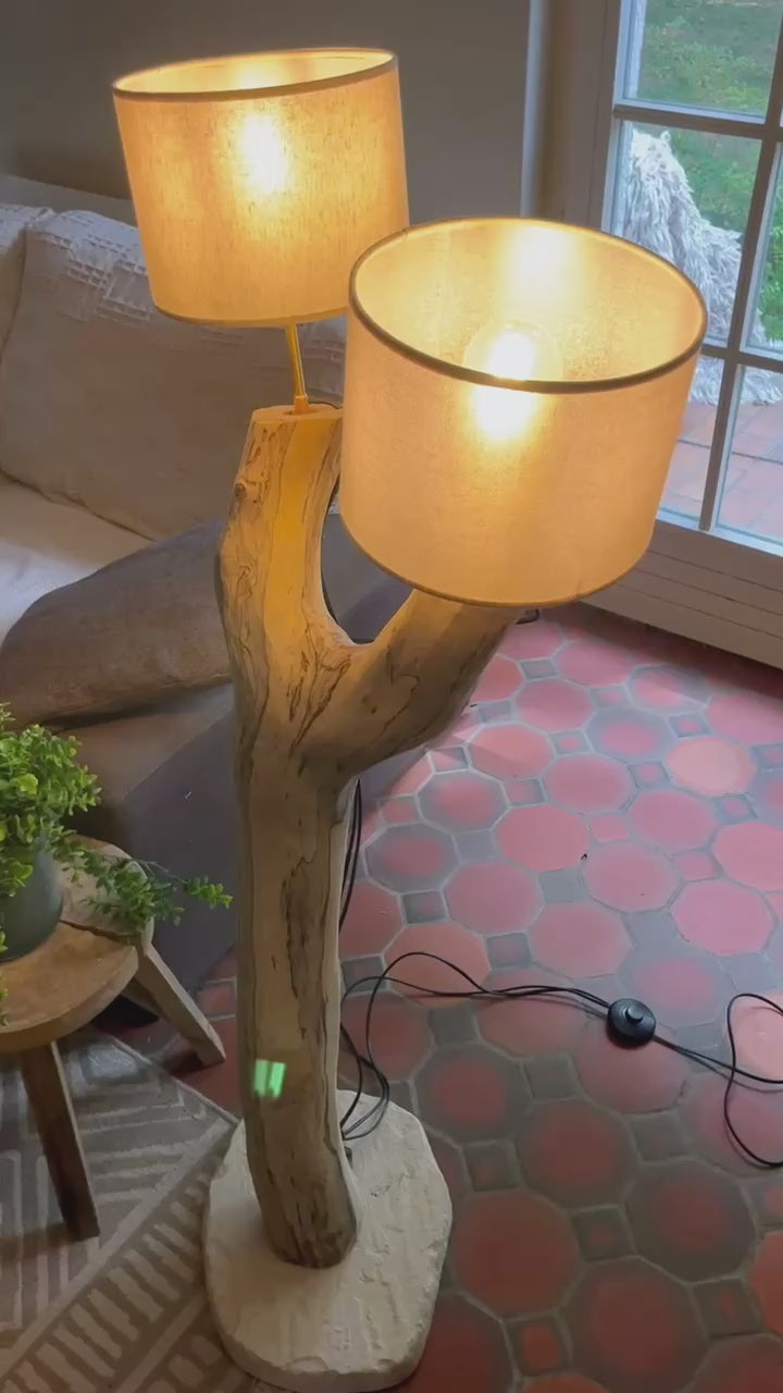 Lampadaire double en bois naturel artisanal – Luminaire design avec abat-jours – Sculpture lumineuse rustique chic, pièce unique